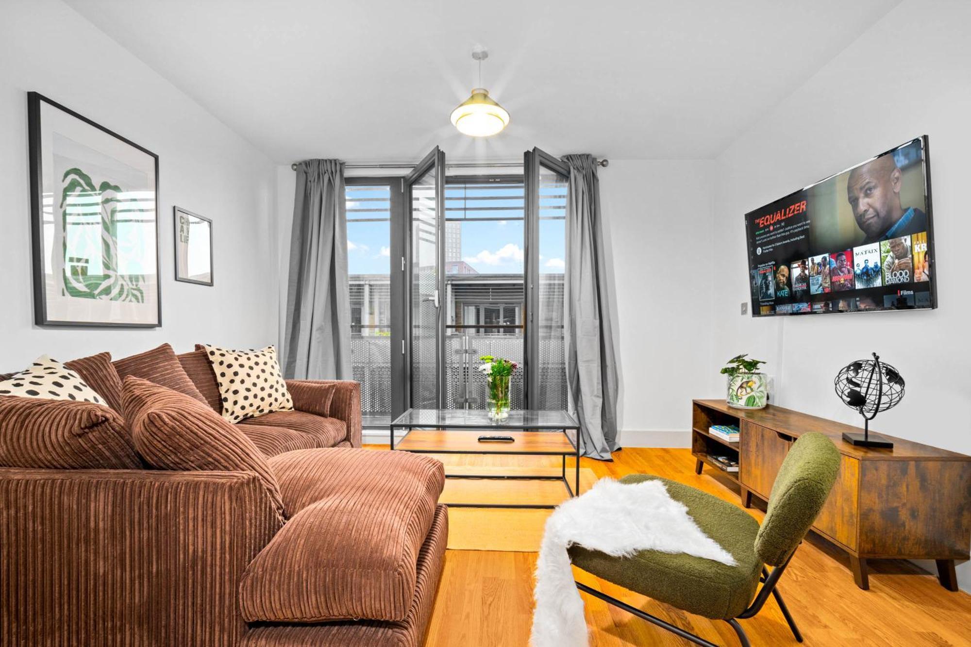 2-bedroom In Heart Of The - China Town - Balcony - Secure Parking Included 48a