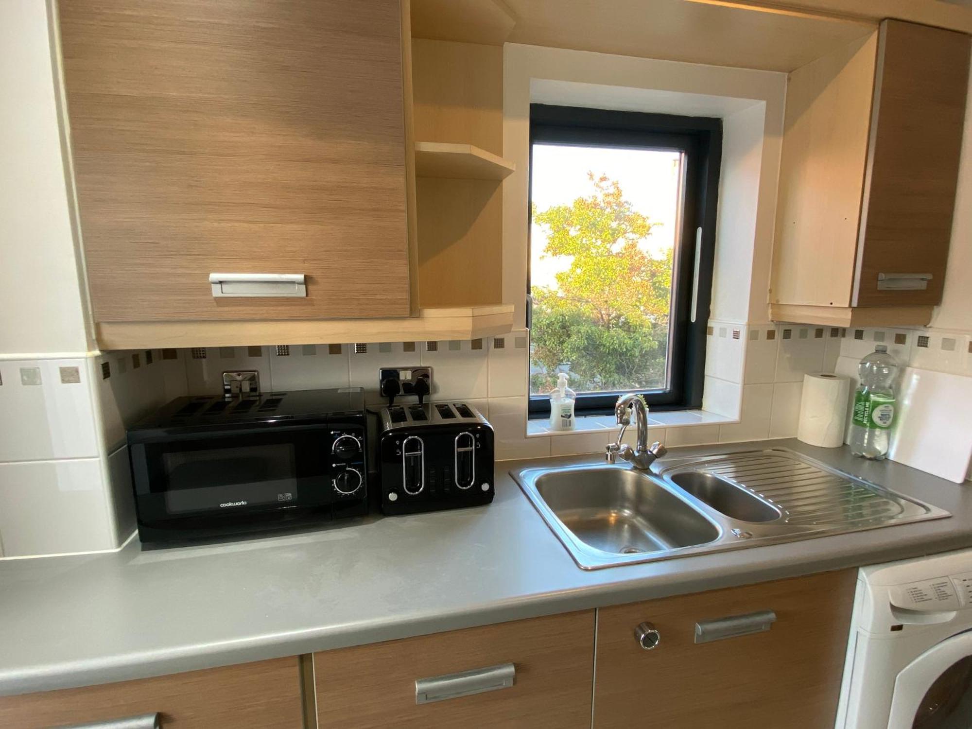 Parkcentral Centre - Near Chinatown - Private Gated Free Parking