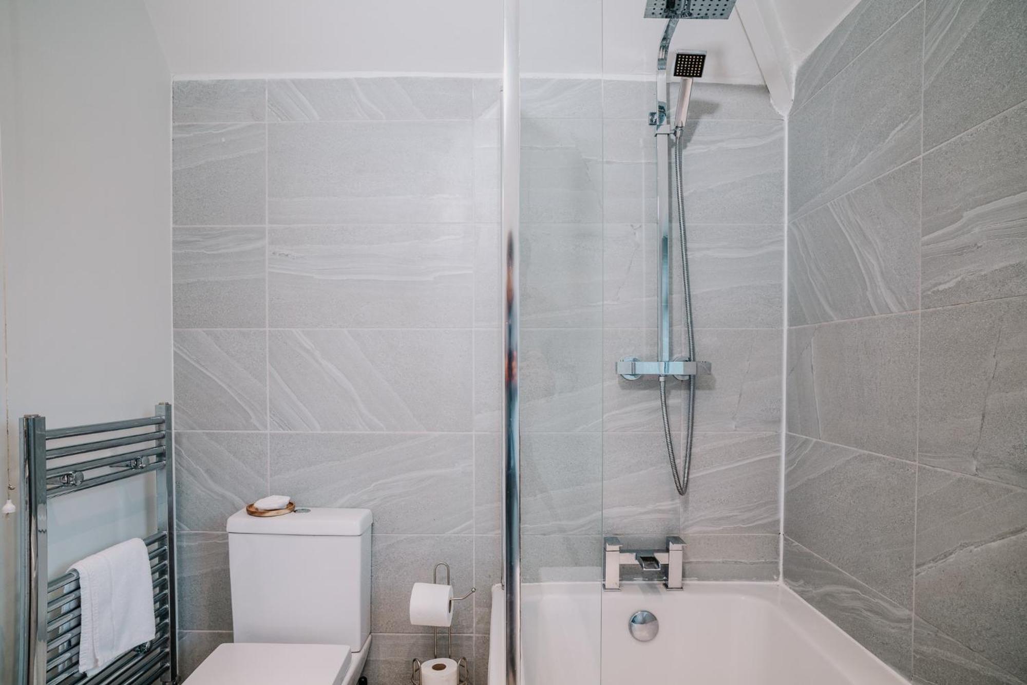 Holiday home Spacious 4-bed Fast Wifi Parking Contractor Family