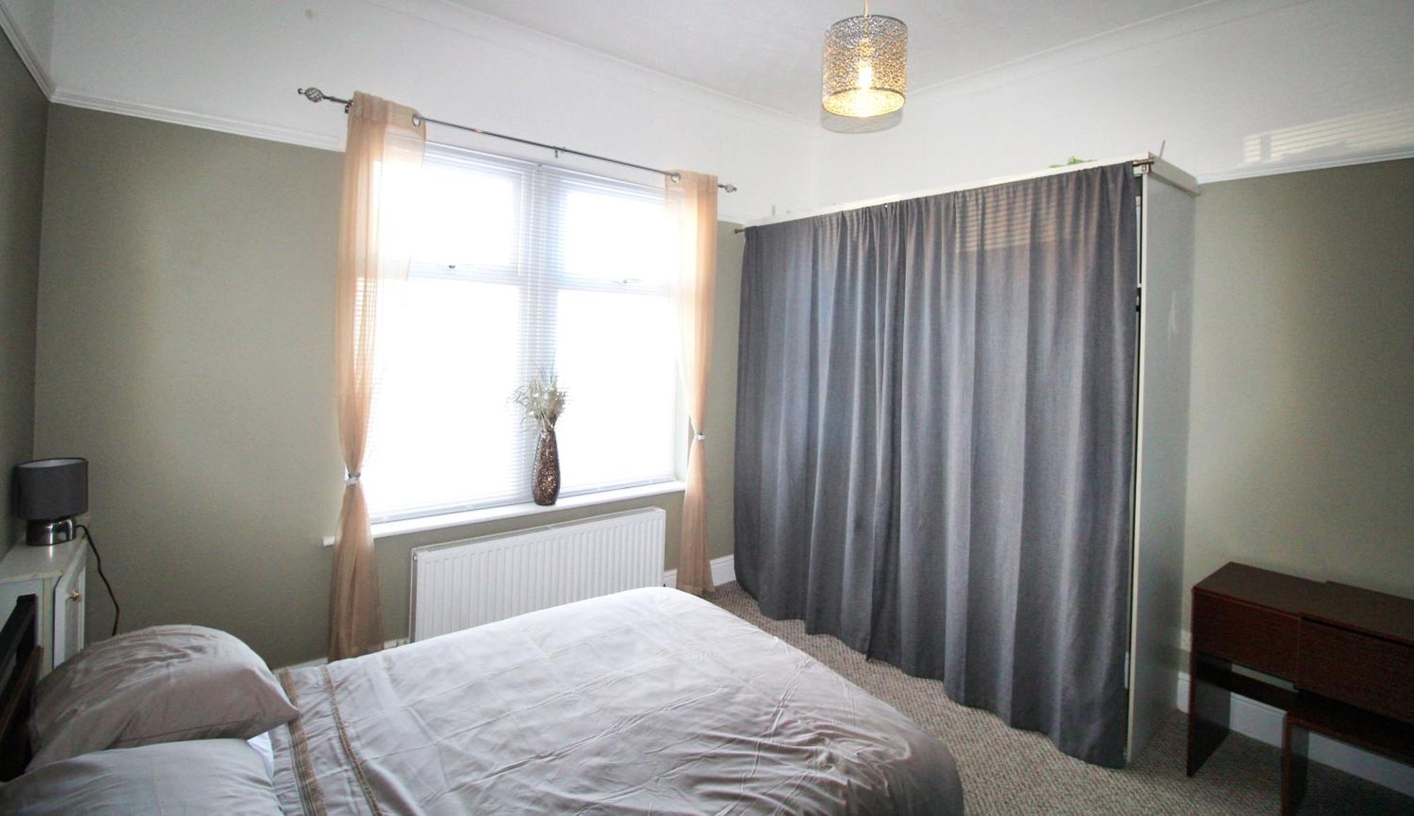 - Shirley - - Sleeps 8 - 3 Large Beds - Sofa Bed - Beautifully Refurbished - Very Large Enclosed Gardens - Off Street Parking - Fast Wifi Holiday home Birmingham