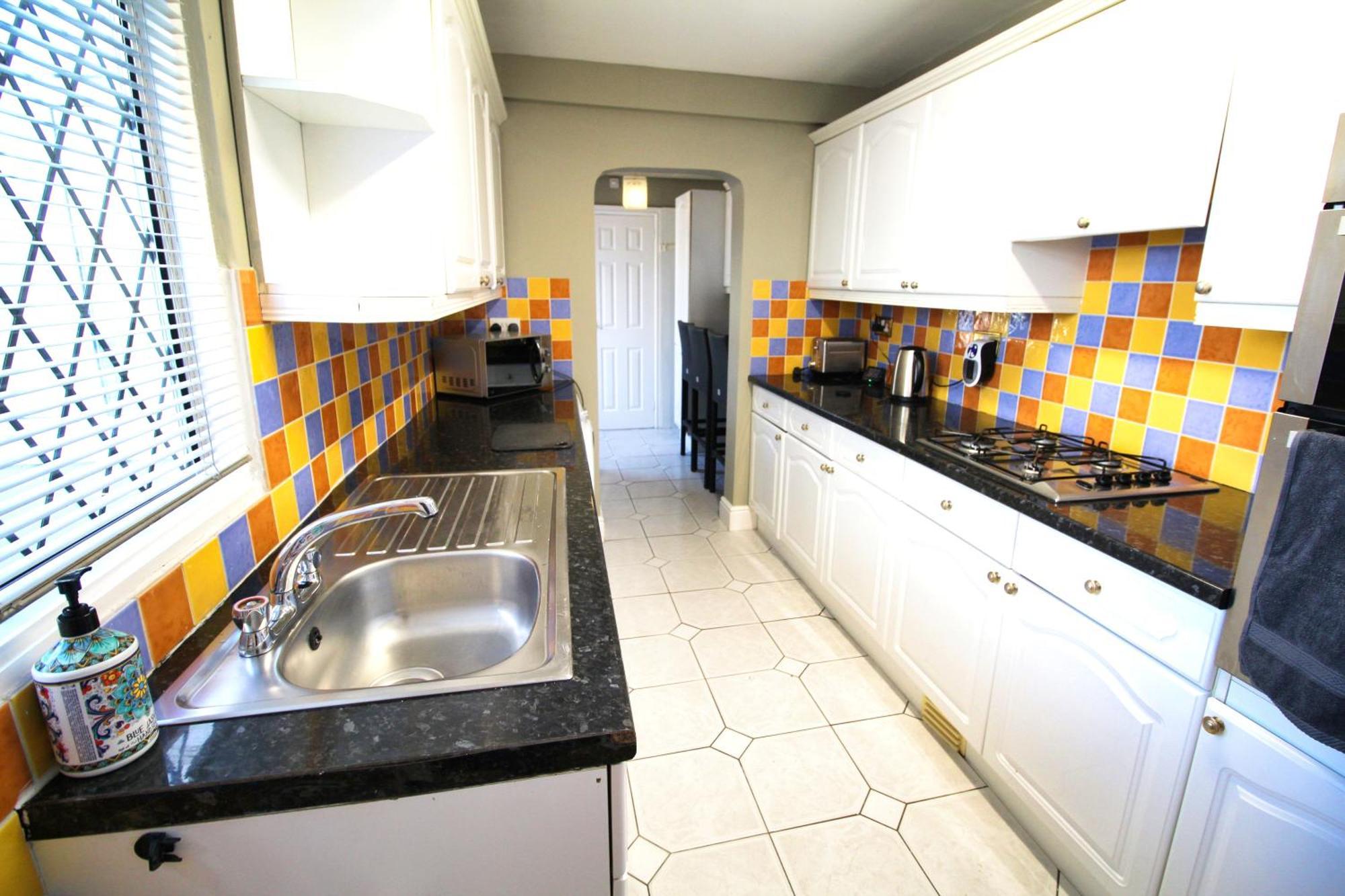 - Shirley - - Sleeps 8 - 3 Large Beds - Sofa Bed - Beautifully Refurbished - Very Large Enclosed Gardens - Off Street Parking - Fast Wifi Birmingham