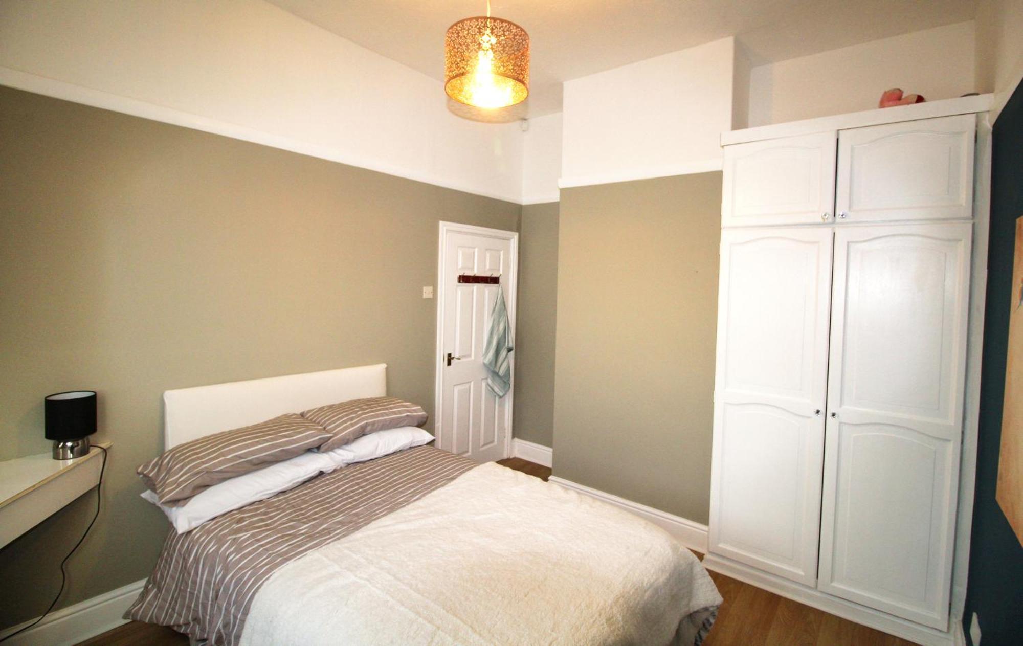 Holiday home - Shirley - - Sleeps 8 - 3 Large Beds - Sofa Bed - Beautifully Refurbished - Very Large Enclosed Gardens - Off Street Parking - Fast Wifi *