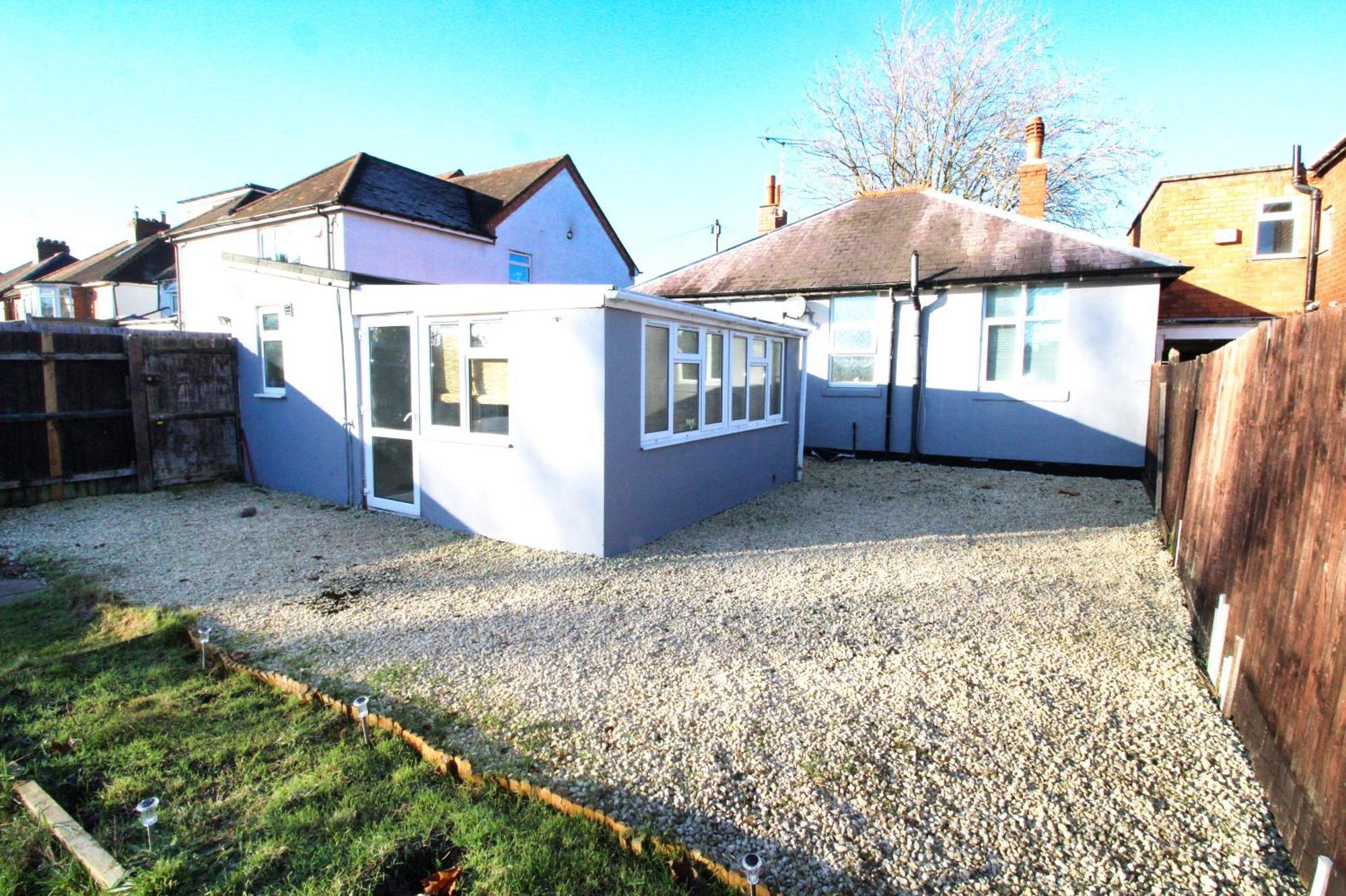 - Shirley - - Sleeps 8 - 3 Large Beds - Sofa Bed - Beautifully Refurbished - Very Large Enclosed Gardens - Off Street Parking - Fast Wifi *
