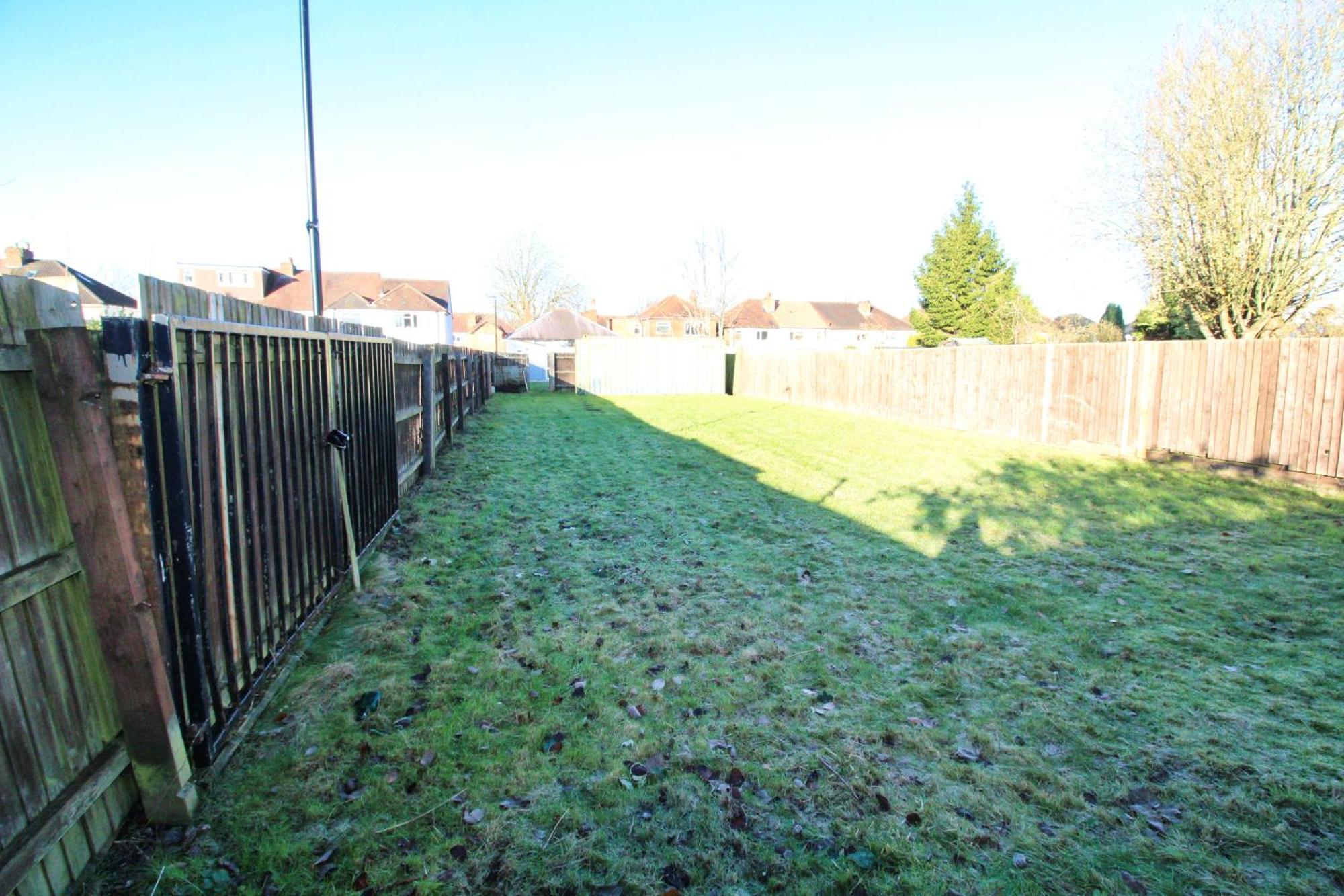 - Shirley - - Sleeps 8 - 3 Large Beds - Sofa Bed - Beautifully Refurbished - Very Large Enclosed Gardens - Off Street Parking - Fast Wifi