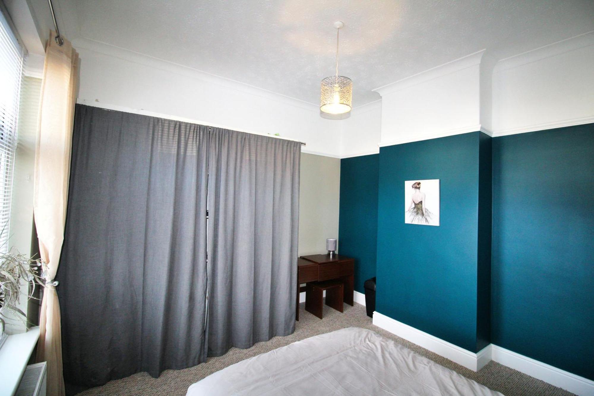Holiday home - Shirley - - Sleeps 8 - 3 Large Beds - Sofa Bed - Beautifully Refurbished - Very Large Enclosed Gardens - Off Street Parking - Fast Wifi