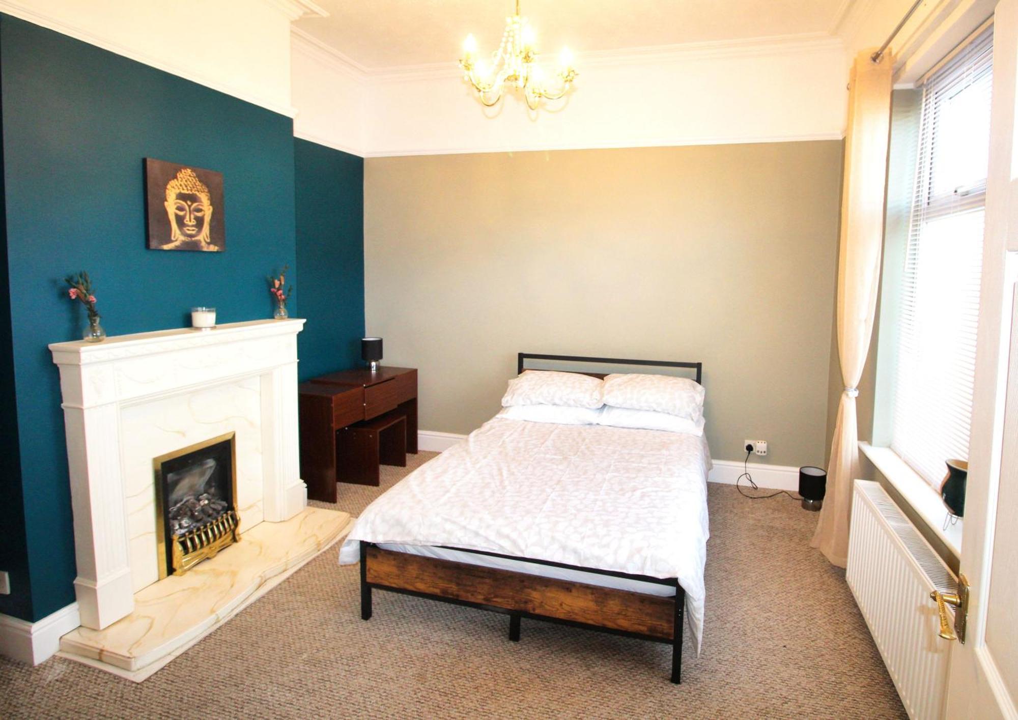- Shirley - - Sleeps 8 - 3 Large Beds - Sofa Bed - Beautifully Refurbished - Very Large Enclosed Gardens - Off Street Parking - Fast Wifi * Birmingham