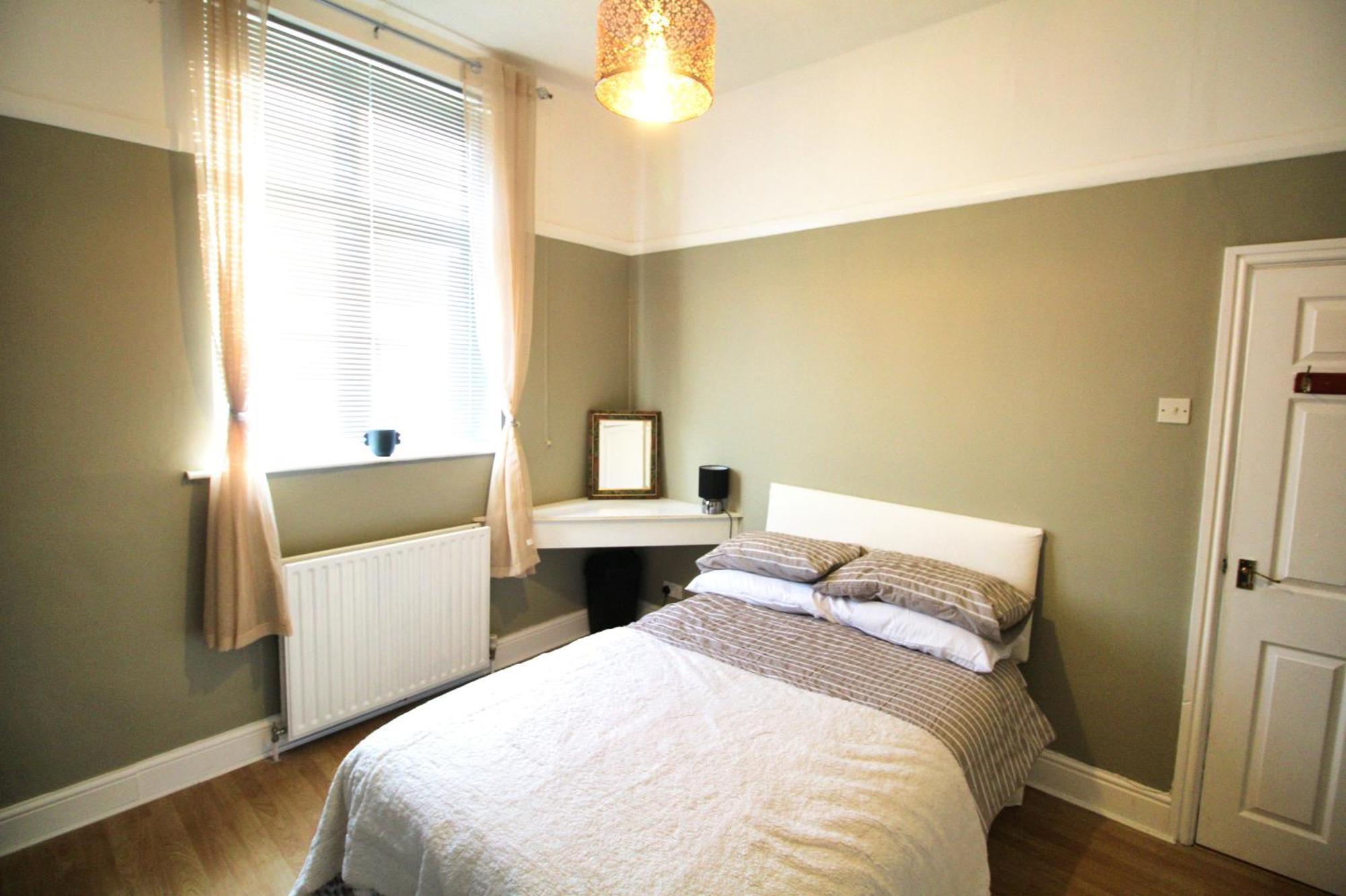 - Shirley - - Sleeps 8 - 3 Large Beds - Sofa Bed - Beautifully Refurbished - Very Large Enclosed Gardens - Off Street Parking - Fast Wifi