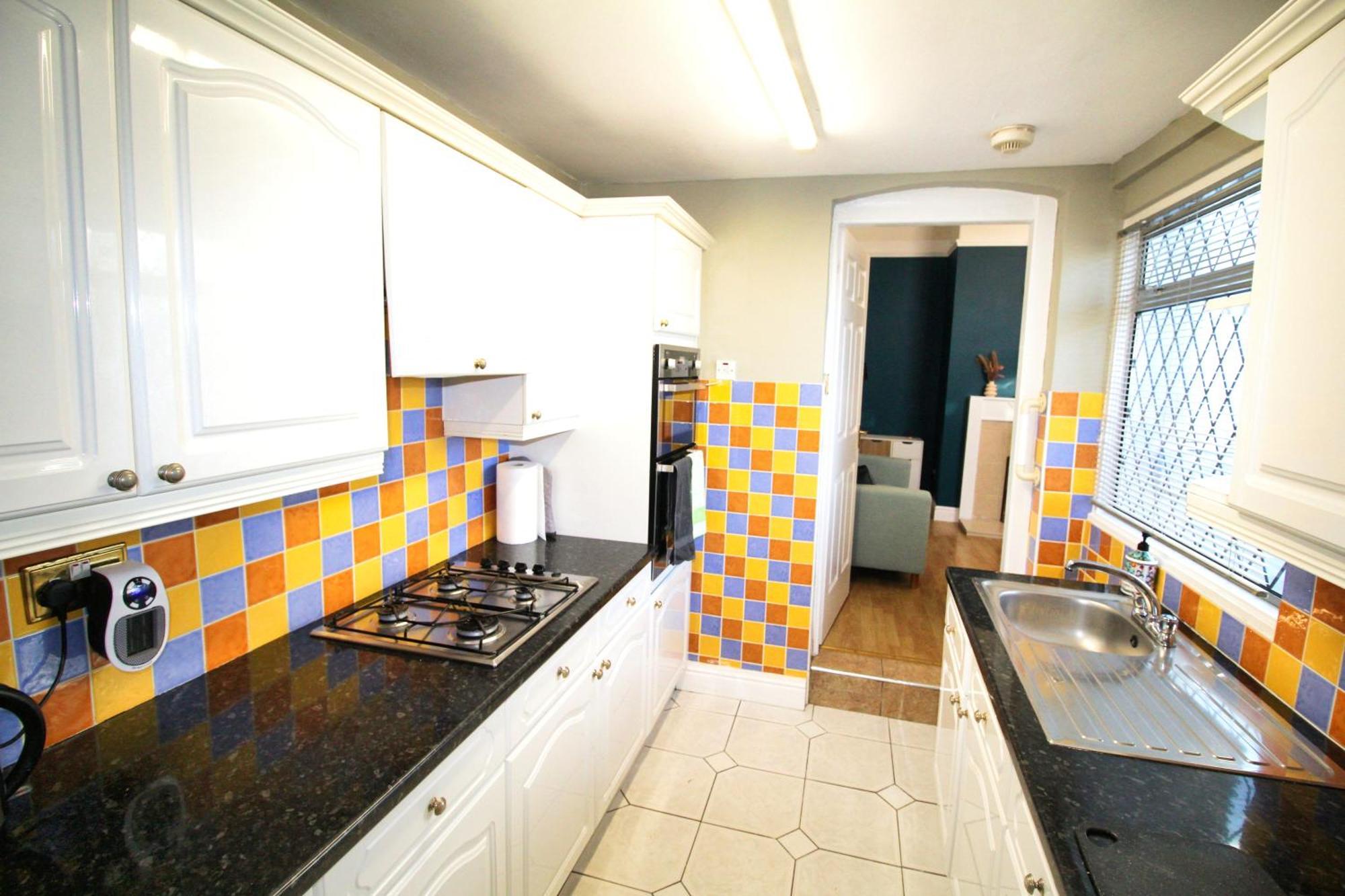 - Shirley - - Sleeps 8 - 3 Large Beds - Sofa Bed - Beautifully Refurbished - Very Large Enclosed Gardens - Off Street Parking - Fast Wifi Holiday home Birmingham