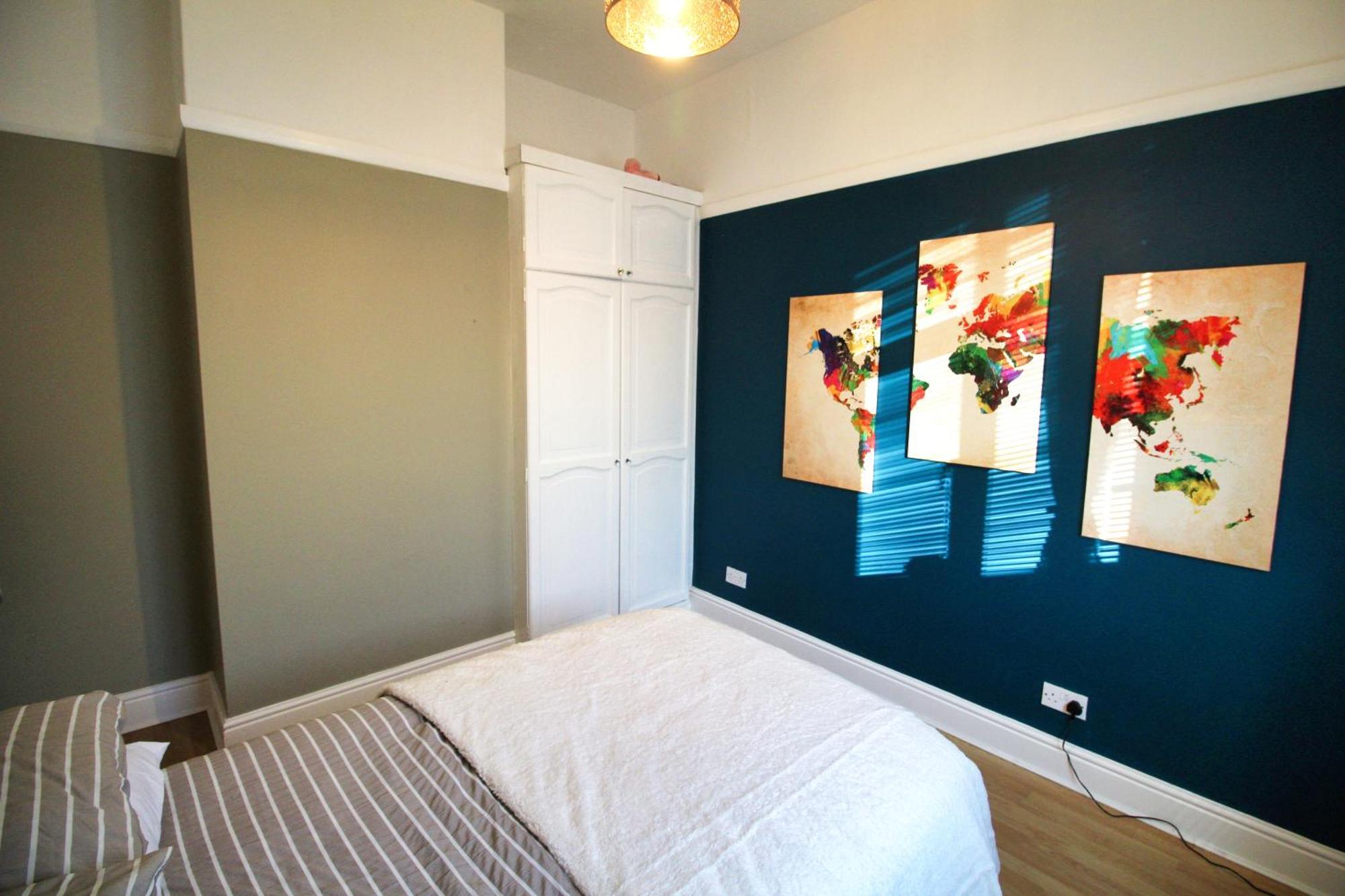Holiday home - Shirley - - Sleeps 8 - 3 Large Beds - Sofa Bed - Beautifully Refurbished - Very Large Enclosed Gardens - Off Street Parking - Fast Wifi Birmingham