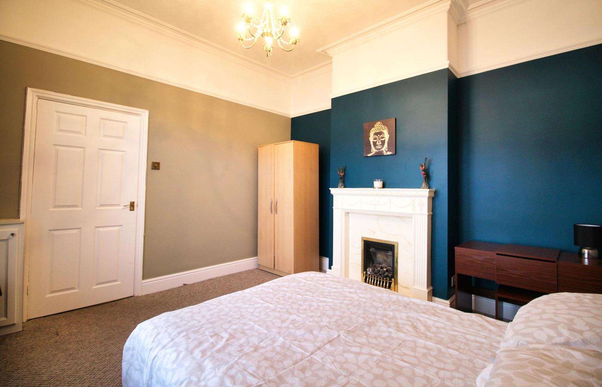 - Shirley - - Sleeps 8 - 3 Large Beds - Sofa Bed - Beautifully Refurbished - Very Large Enclosed Gardens - Off Street Parking - Fast Wifi Birmingham