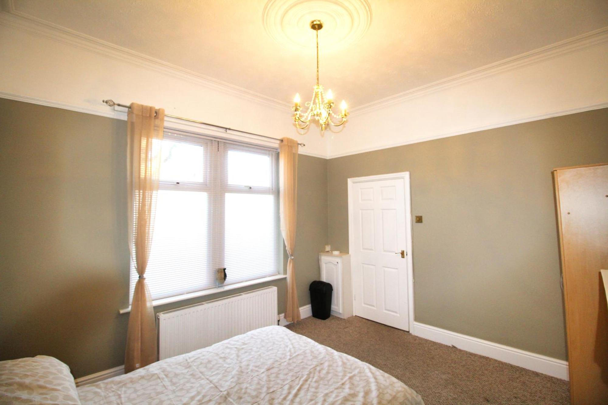 - Shirley - - Sleeps 8 - 3 Large Beds - Sofa Bed - Beautifully Refurbished - Very Large Enclosed Gardens - Off Street Parking - Fast Wifi * Birmingham