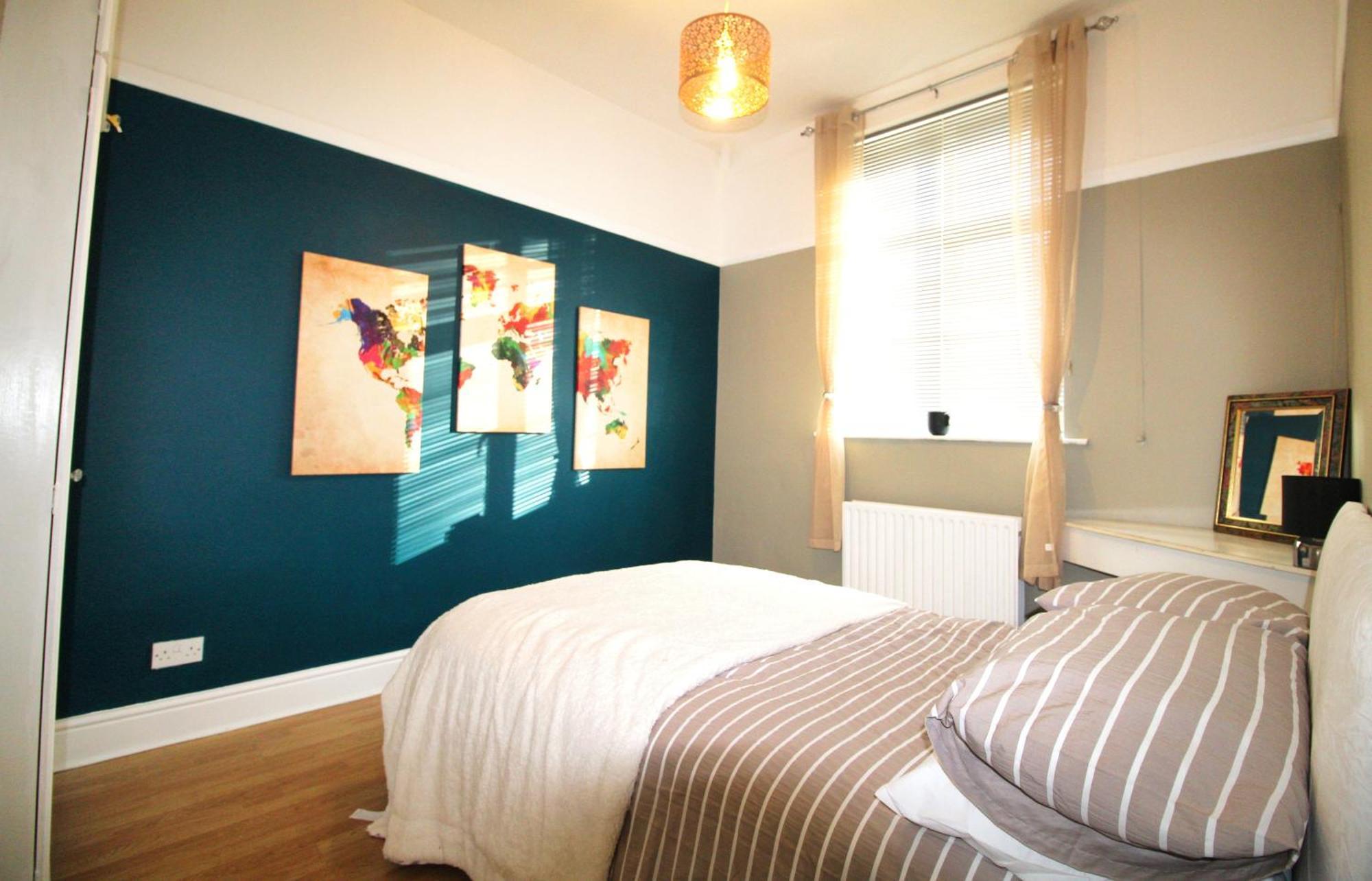 - Shirley - - Sleeps 8 - 3 Large Beds - Sofa Bed - Beautifully Refurbished - Very Large Enclosed Gardens - Off Street Parking - Fast Wifi