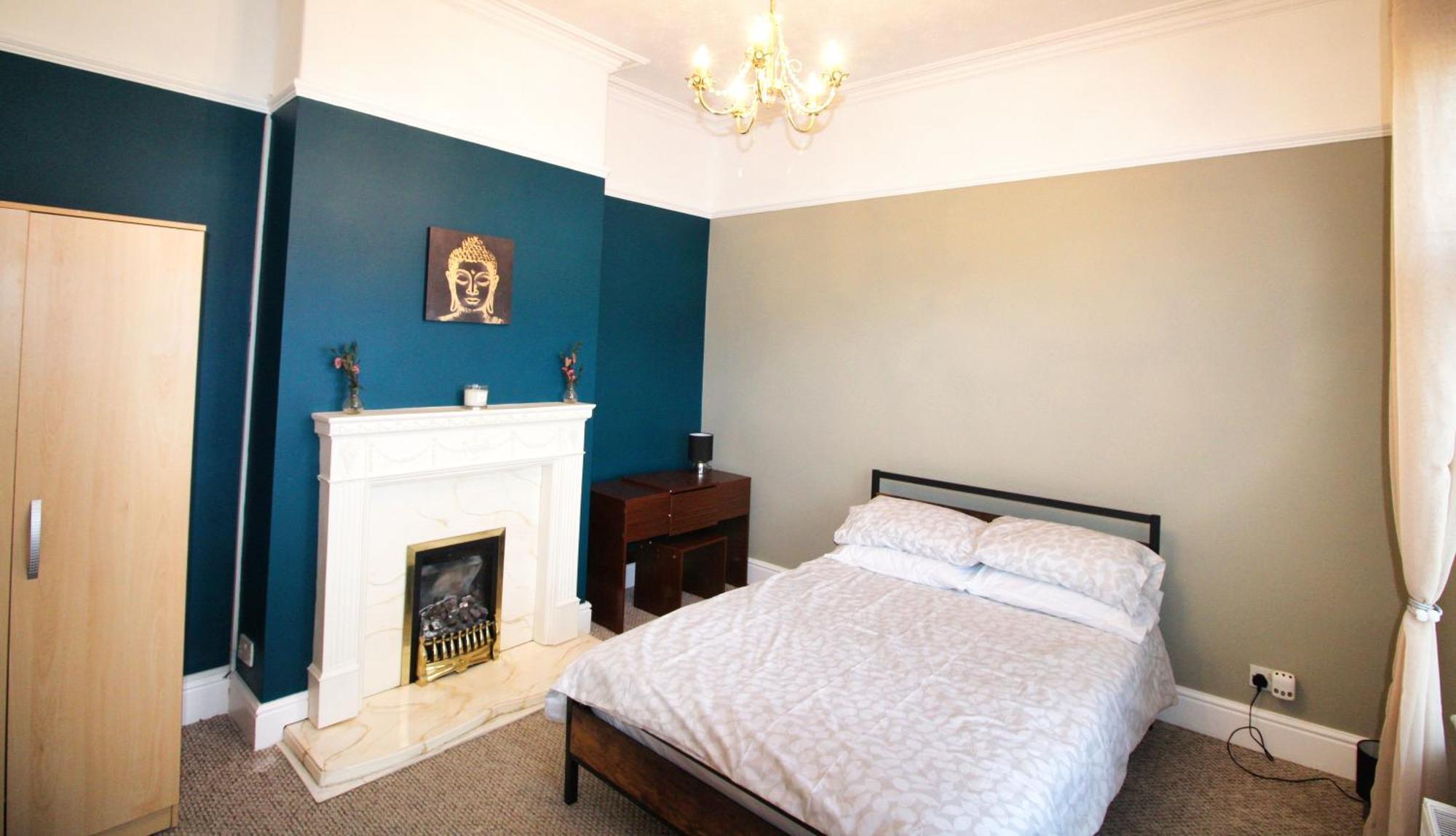 - Shirley - - Sleeps 8 - 3 Large Beds - Sofa Bed - Beautifully Refurbished - Very Large Enclosed Gardens - Off Street Parking - Fast Wifi Holiday home