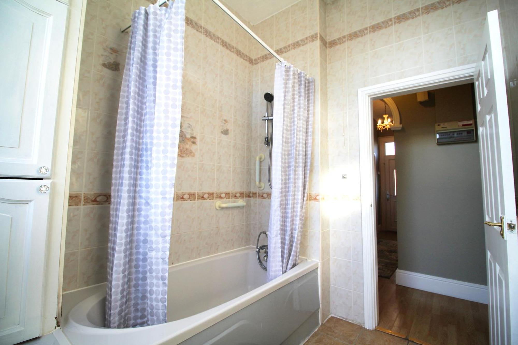 Holiday home - Shirley - - Sleeps 8 - 3 Large Beds - Sofa Bed - Beautifully Refurbished - Very Large Enclosed Gardens - Off Street Parking - Fast Wifi Birmingham
