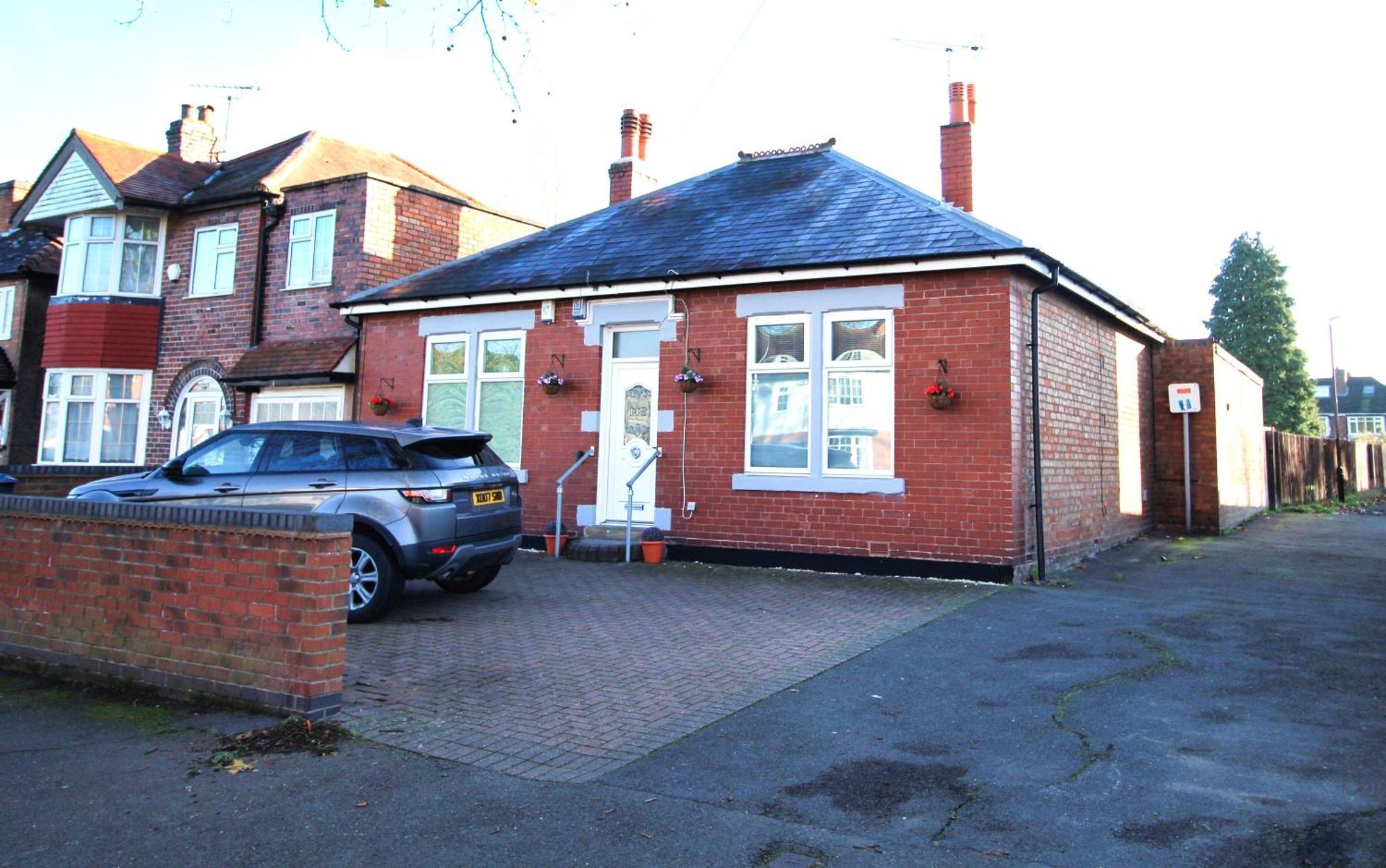 - Shirley - - Sleeps 8 - 3 Large Beds - Sofa Bed - Beautifully Refurbished - Very Large Enclosed Gardens - Off Street Parking - Fast Wifi Birmingham