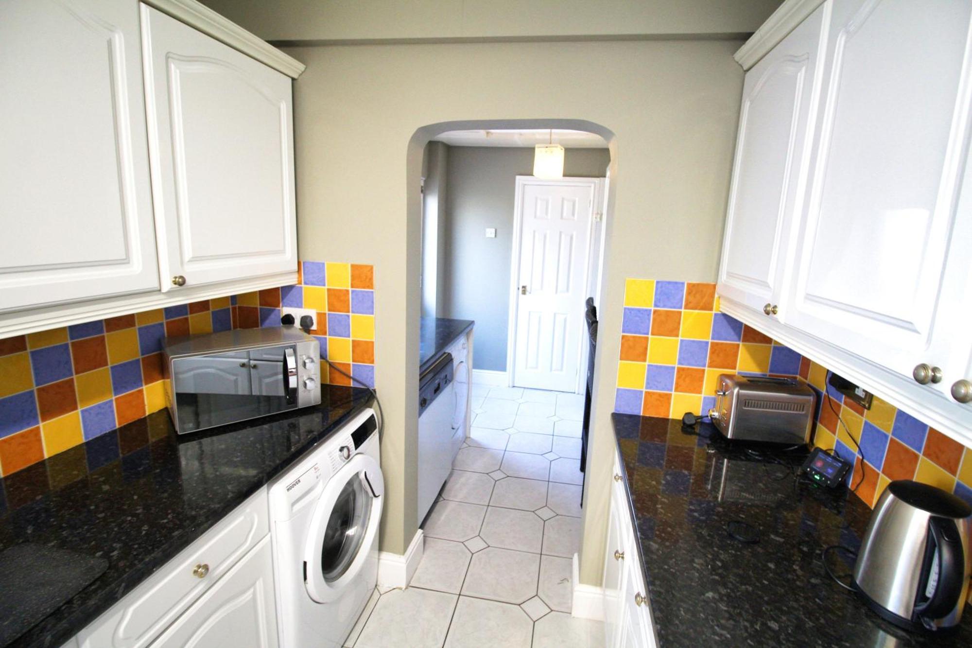 - Shirley - - Sleeps 8 - 3 Large Beds - Sofa Bed - Beautifully Refurbished - Very Large Enclosed Gardens - Off Street Parking - Fast Wifi * Birmingham
