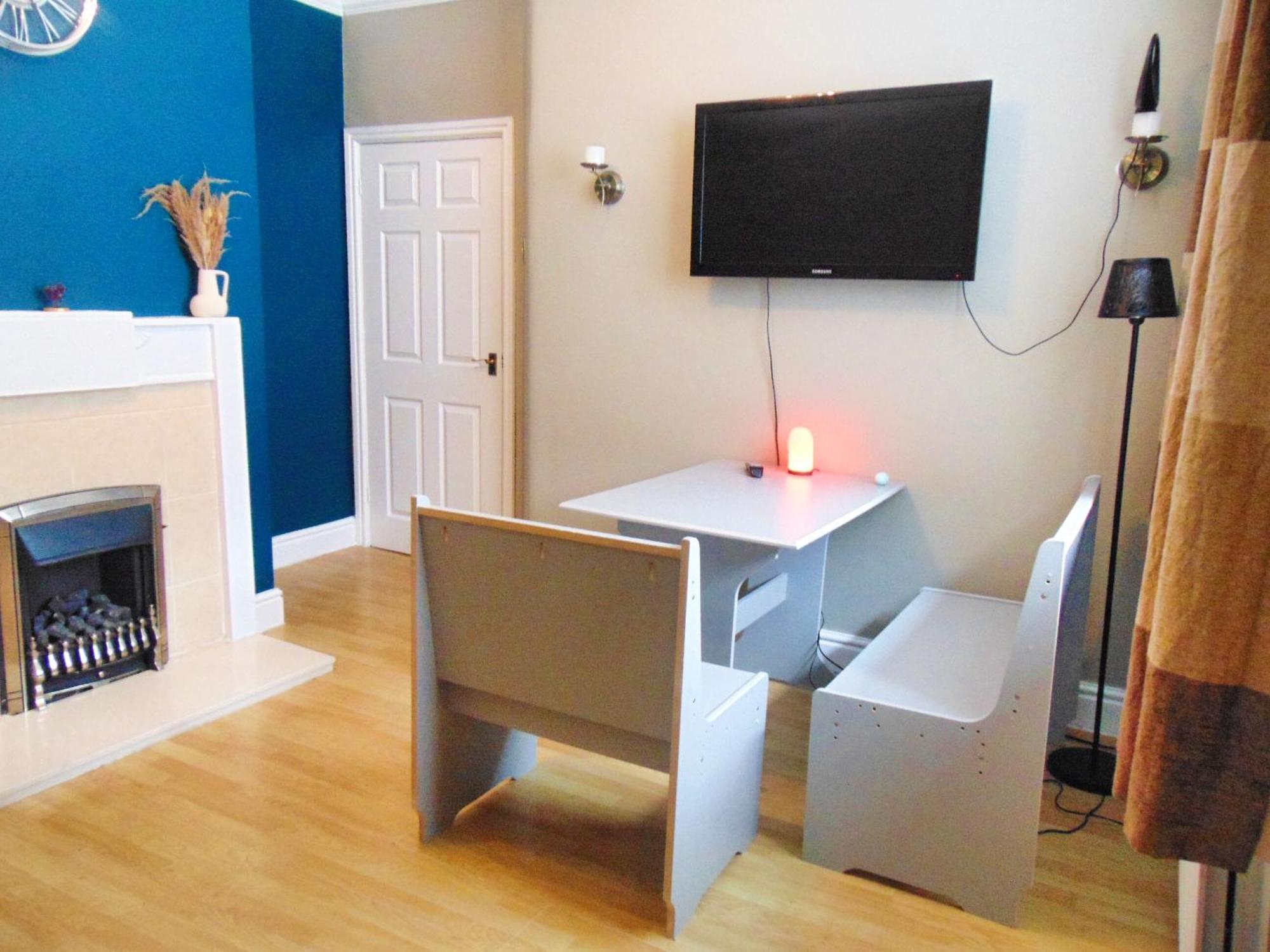 - Shirley - - Sleeps 8 - 3 Large Beds - Sofa Bed - Beautifully Refurbished - Very Large Enclosed Gardens - Off Street Parking - Fast Wifi Holiday home Birmingham