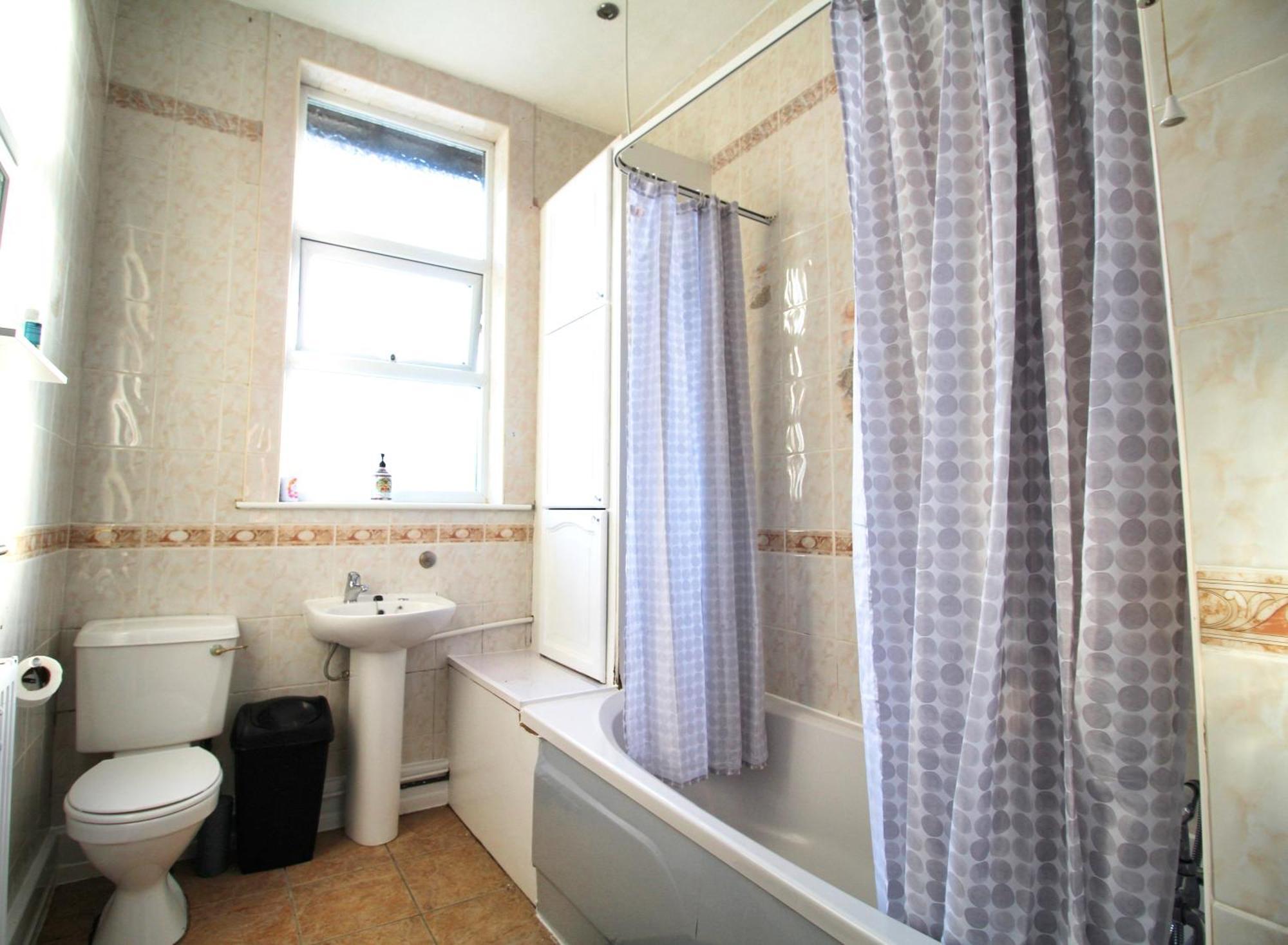 Holiday home - Shirley - - Sleeps 8 - 3 Large Beds - Sofa Bed - Beautifully Refurbished - Very Large Enclosed Gardens - Off Street Parking - Fast Wifi Birmingham