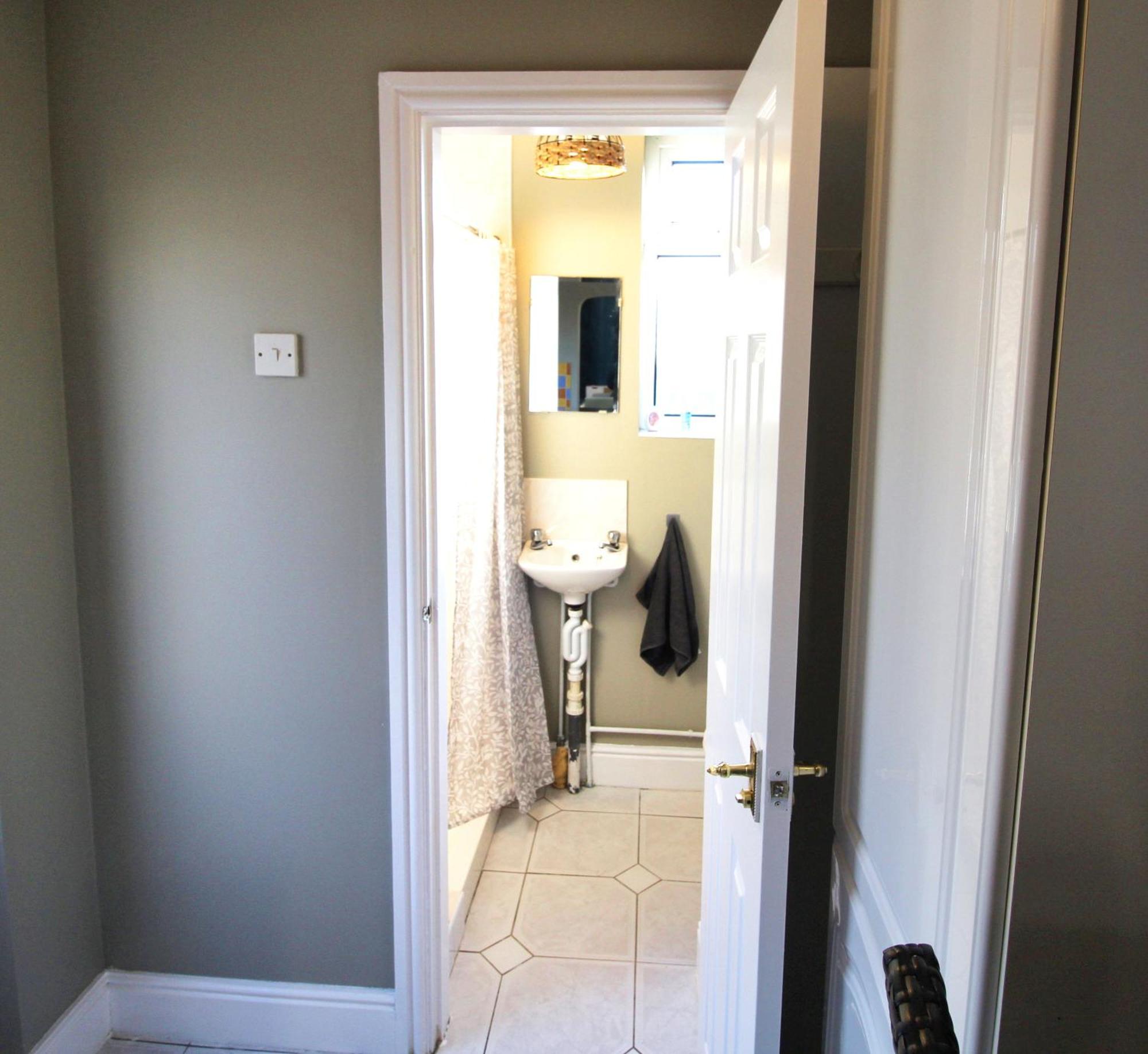- Shirley - - Sleeps 8 - 3 Large Beds - Sofa Bed - Beautifully Refurbished - Very Large Enclosed Gardens - Off Street Parking - Fast Wifi * Birmingham