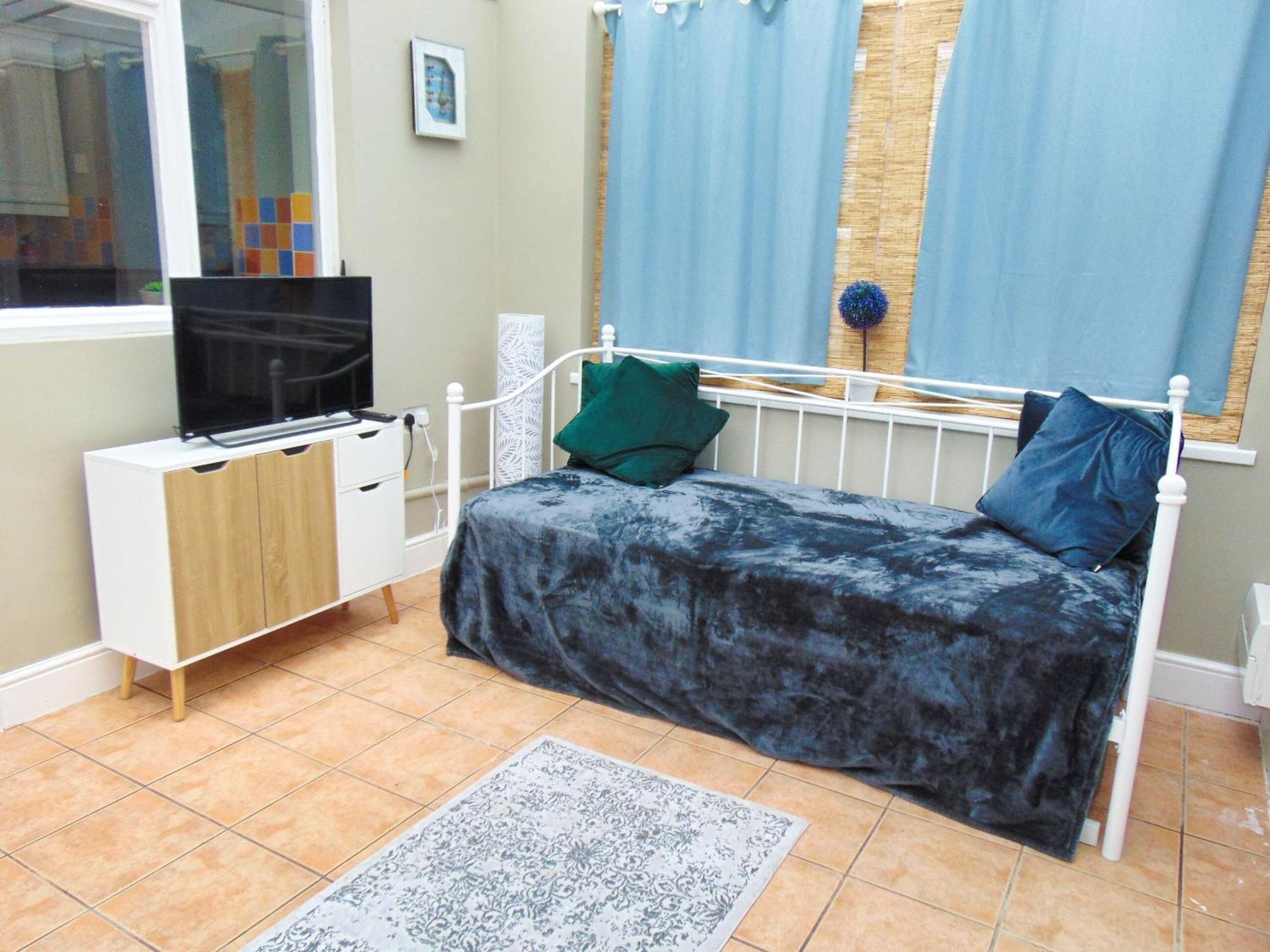 - Shirley - - Sleeps 8 - 3 Large Beds - Sofa Bed - Beautifully Refurbished - Very Large Enclosed Gardens - Off Street Parking - Fast Wifi Holiday home *