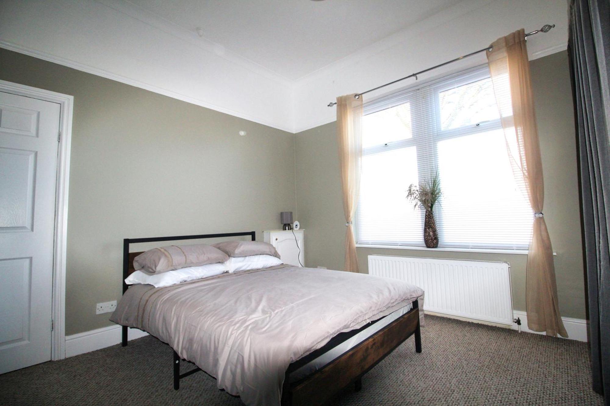 - Shirley - - Sleeps 8 - 3 Large Beds - Sofa Bed - Beautifully Refurbished - Very Large Enclosed Gardens - Off Street Parking - Fast Wifi Holiday home *