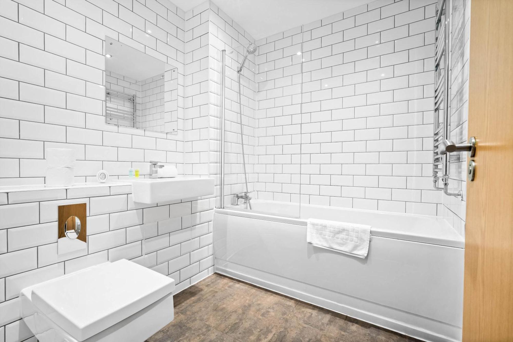 Centre - Two Bedroom - Secure Parking - 107h Apartment