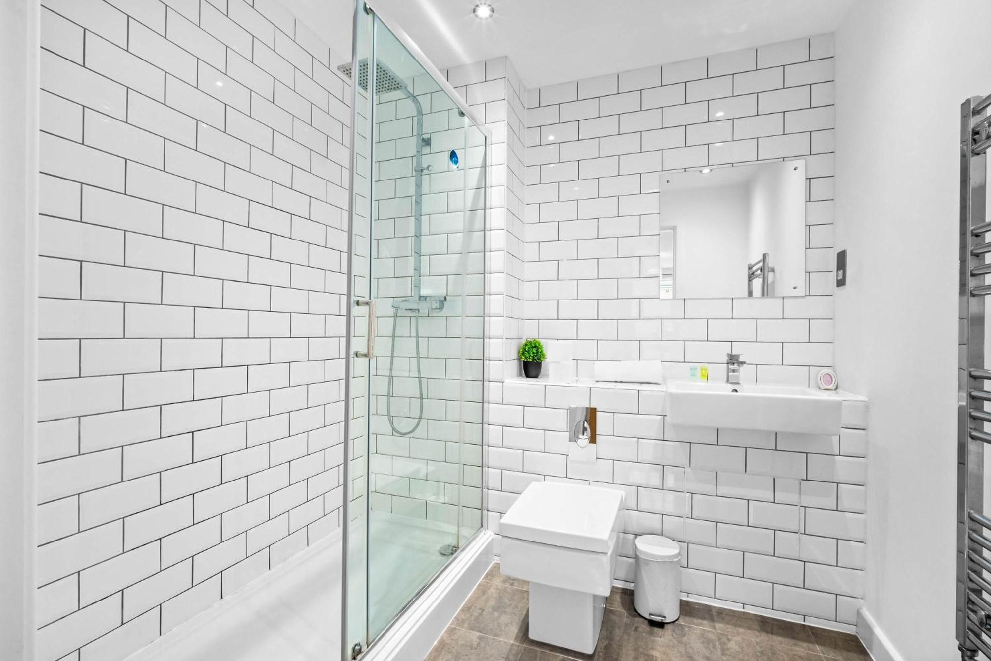 Centre - Two Bedroom - Secure Parking - 107h Apartment *