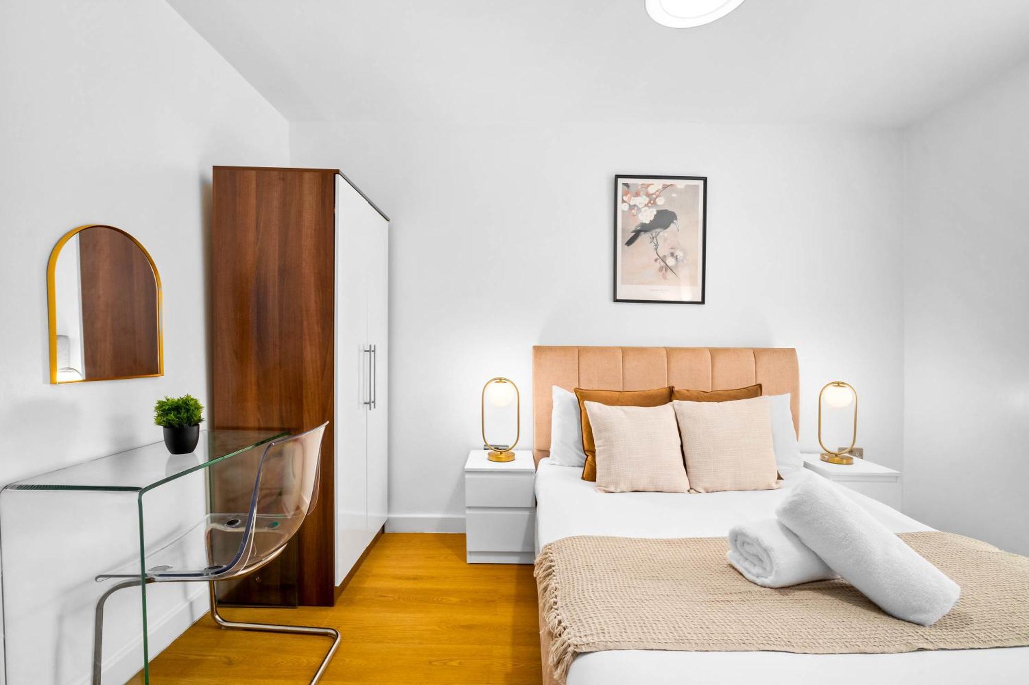 Centre - Two Bedroom - Secure Parking - 107h Apartment *