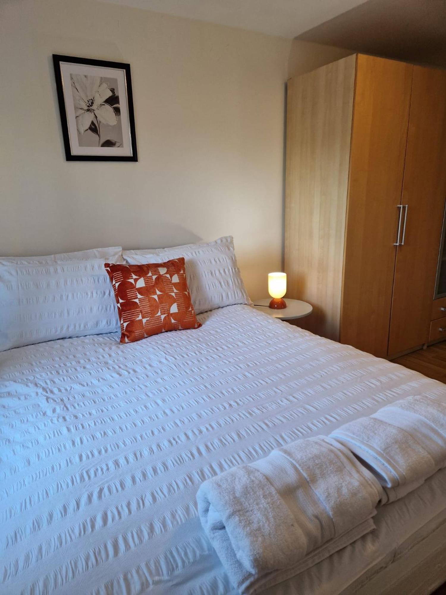 Parkcentral Centre - Near Chinatown - Private Gated Free Parking Apartment Birmingham