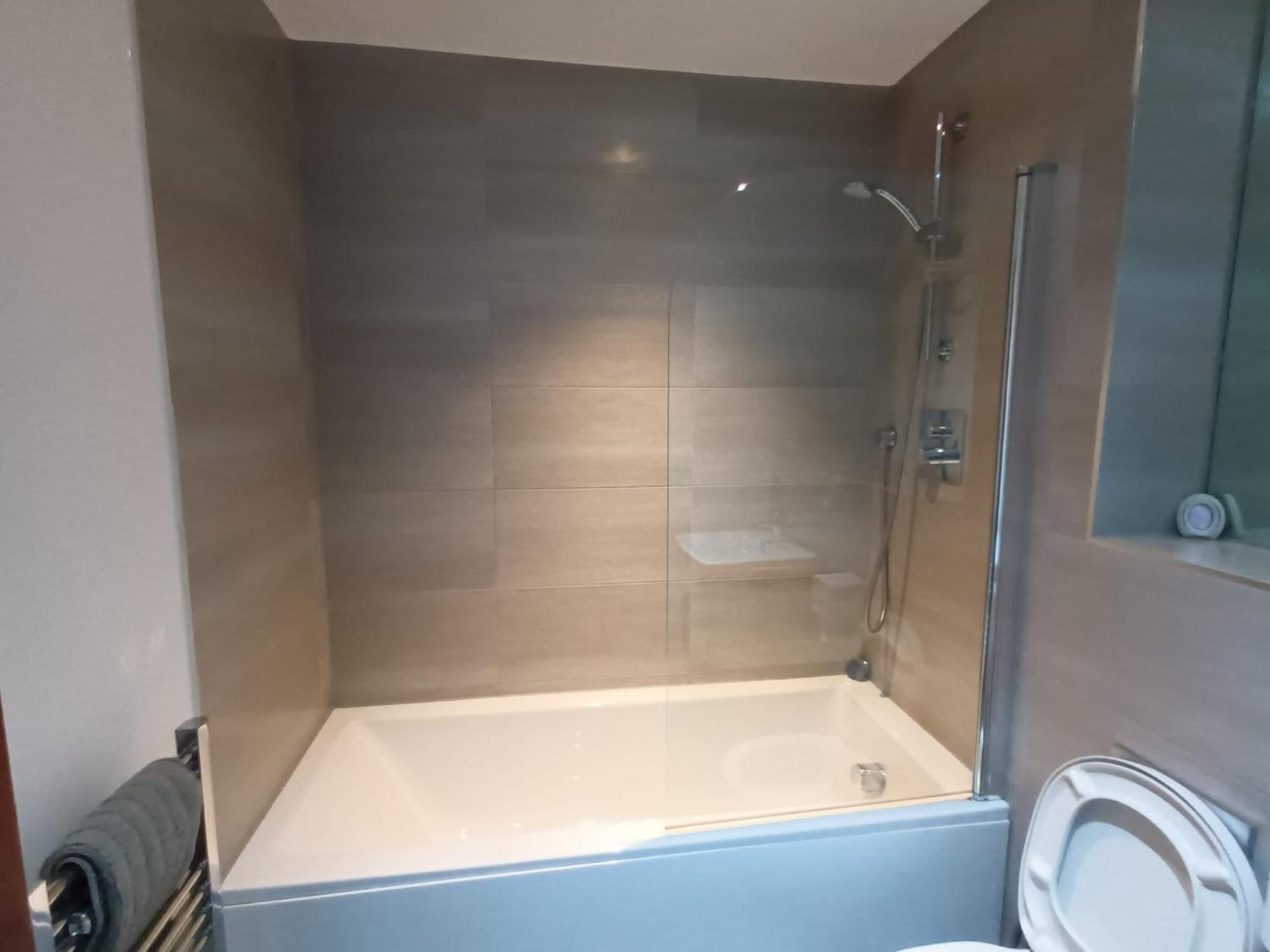 Broad St - 1 Bedroom - 1 Bathroom - Free Parking Apartment