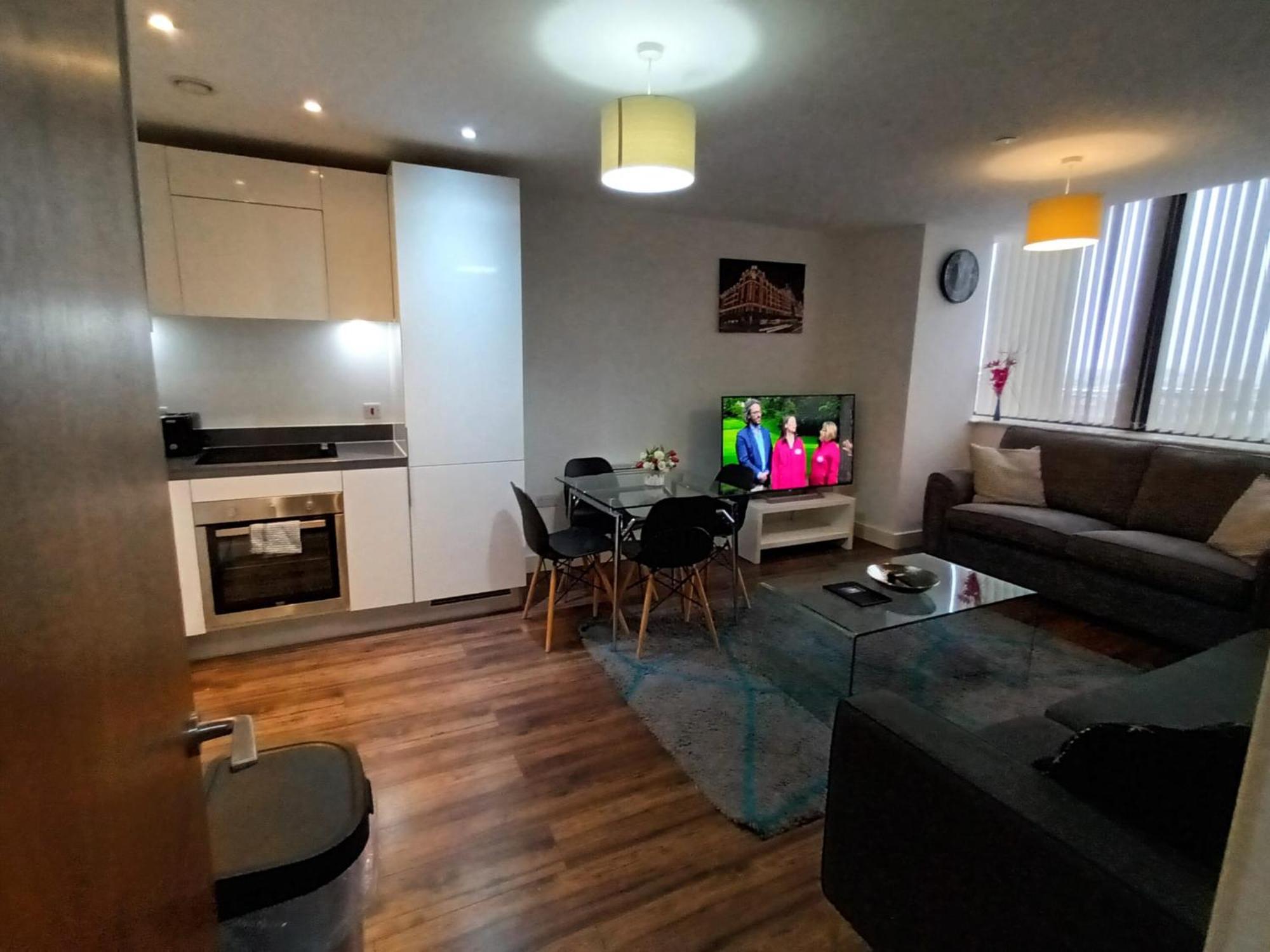 Broad St - 1 Bedroom - 1 Bathroom - Free Parking Apartment