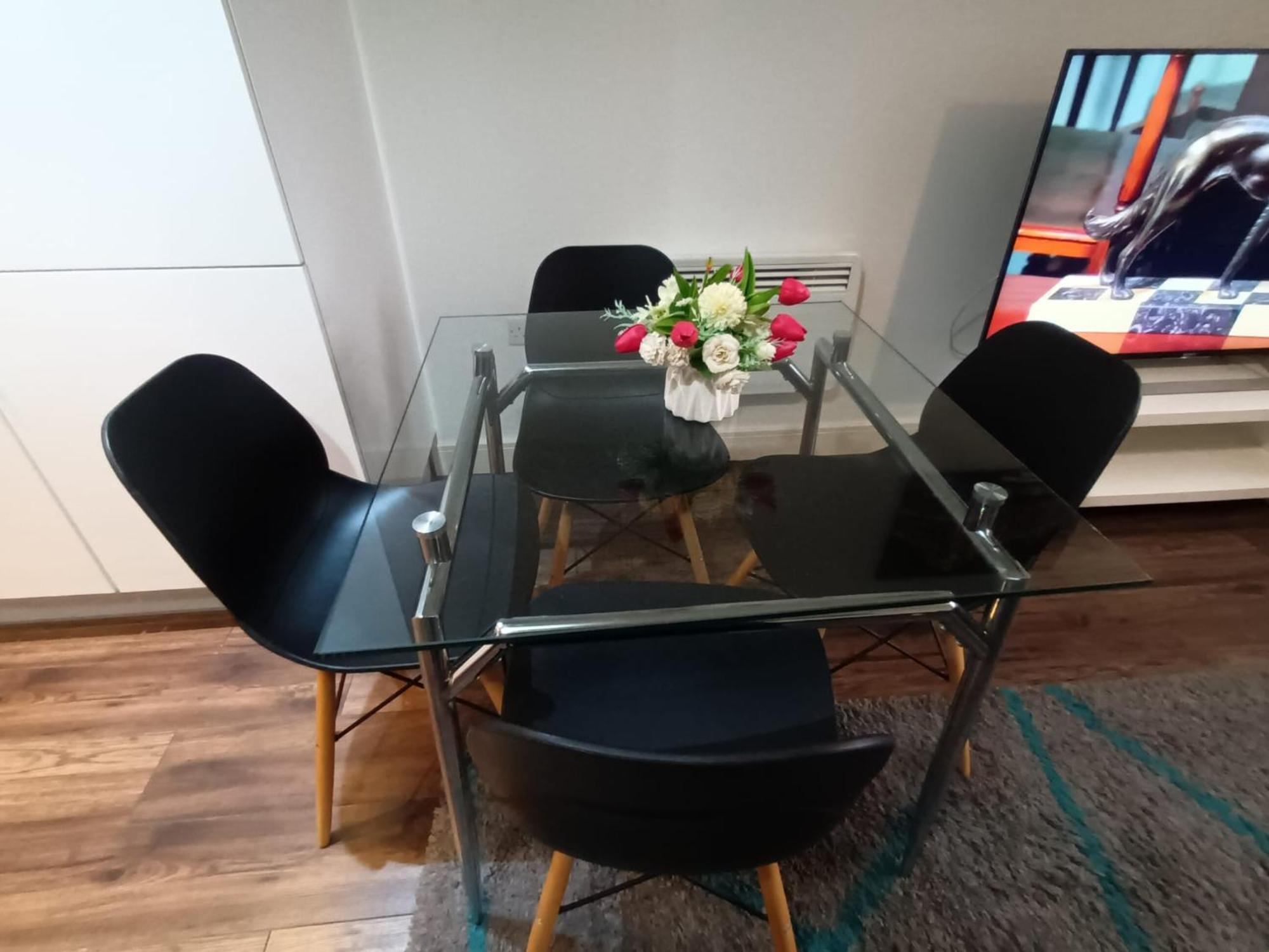 Broad St - 1 Bedroom - 1 Bathroom - Free Parking *