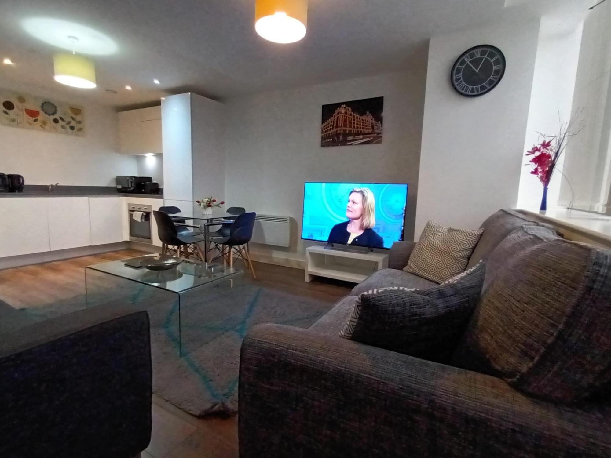 Broad St - 1 Bedroom - 1 Bathroom - Free Parking Apartment *