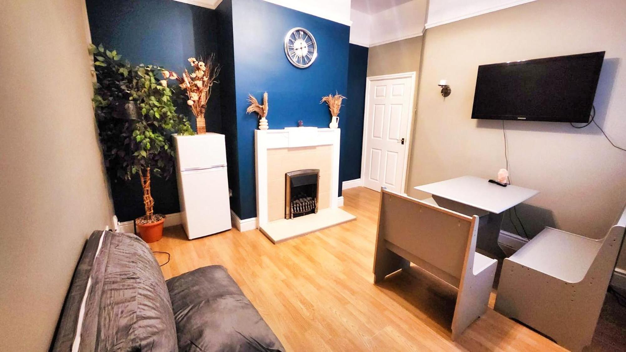 Holiday home - Shirley - - Sleeps 8 - 3 Large Beds - Sofa Bed - Beautifully Refurbished - Very Large Enclosed Gardens - Off Street Parking - Fast Wifi