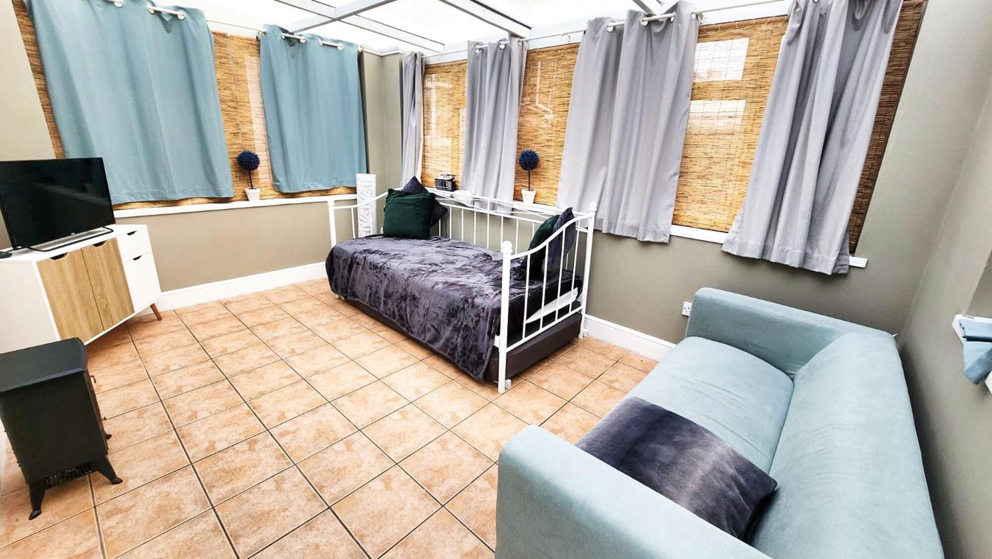 - Shirley - - Sleeps 8 - 3 Large Beds - Sofa Bed - Beautifully Refurbished - Very Large Enclosed Gardens - Off Street Parking - Fast Wifi Holiday home Birmingham