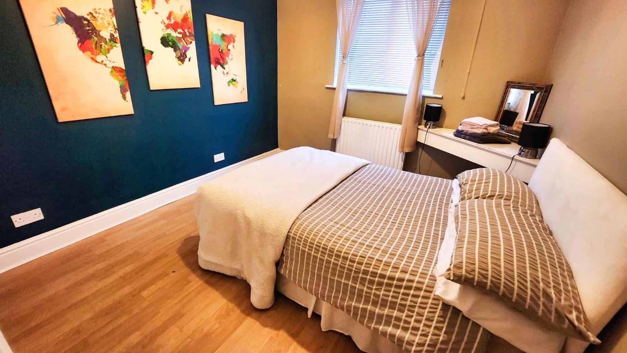 - Shirley - - Sleeps 8 - 3 Large Beds - Sofa Bed - Beautifully Refurbished - Very Large Enclosed Gardens - Off Street Parking - Fast Wifi *