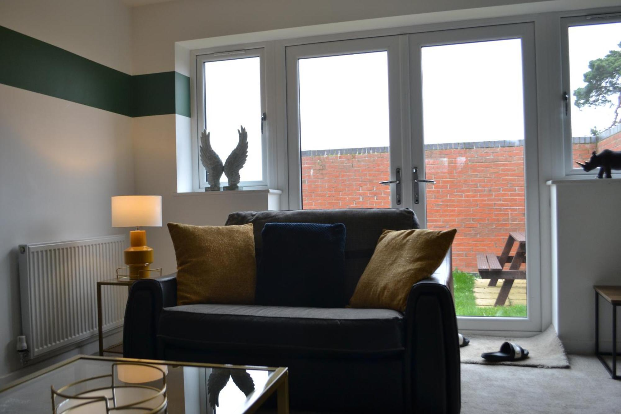 House 6 Large Private Bedrooms With 7 Beds, Close To Nec, Jlr, Centre