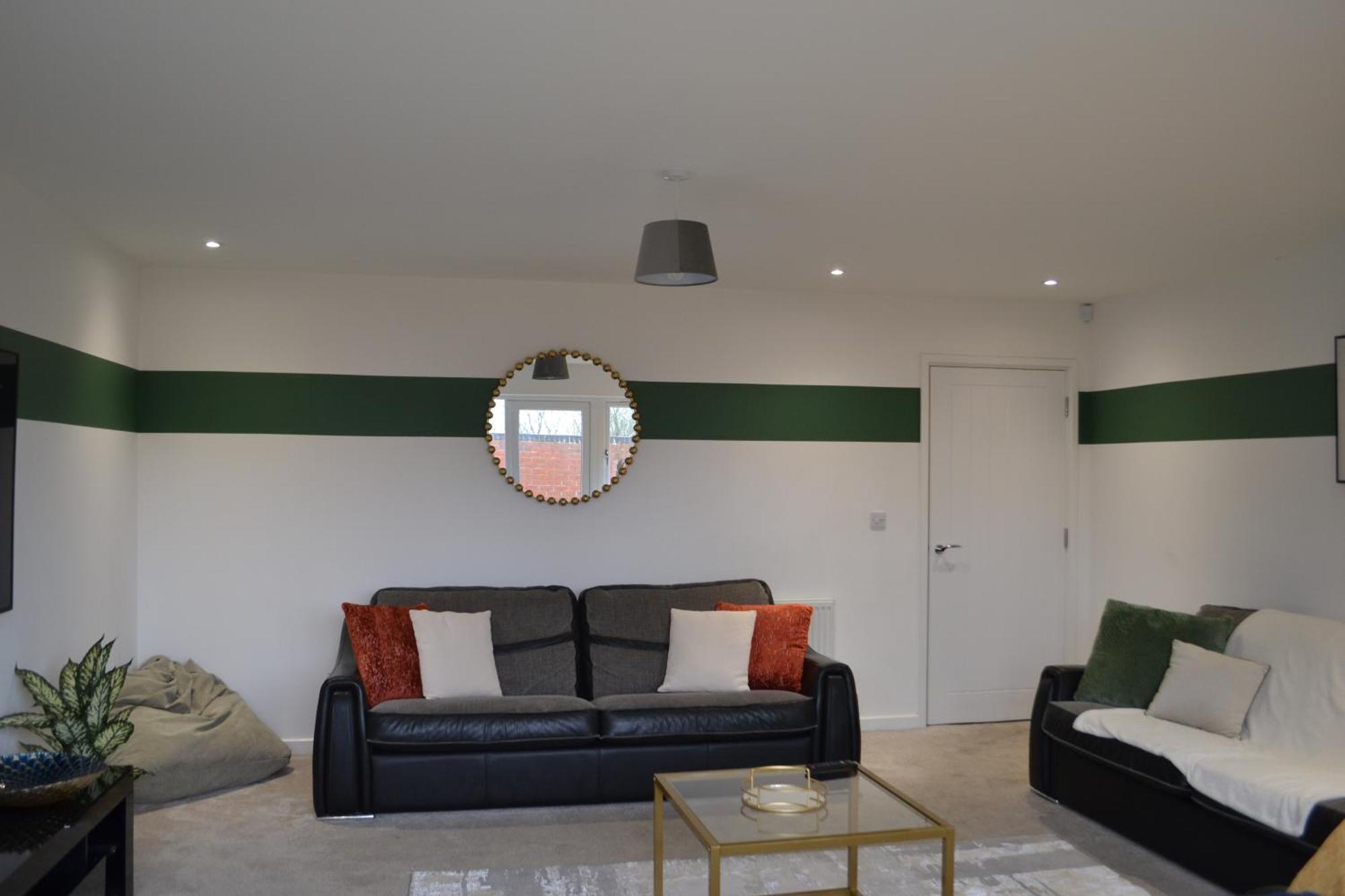 House 6 Large Private Bedrooms With 7 Beds, Close To Nec, Jlr, Centre Holiday home