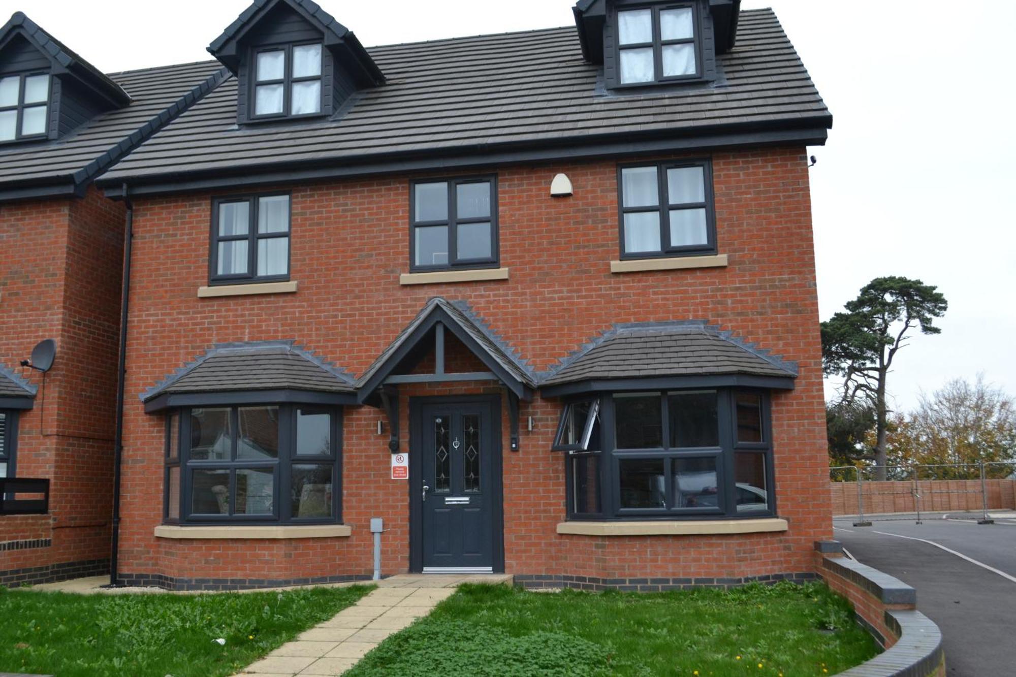 House 6 Large Private Bedrooms With 7 Beds, Close To Nec, Jlr, Centre Holiday home *