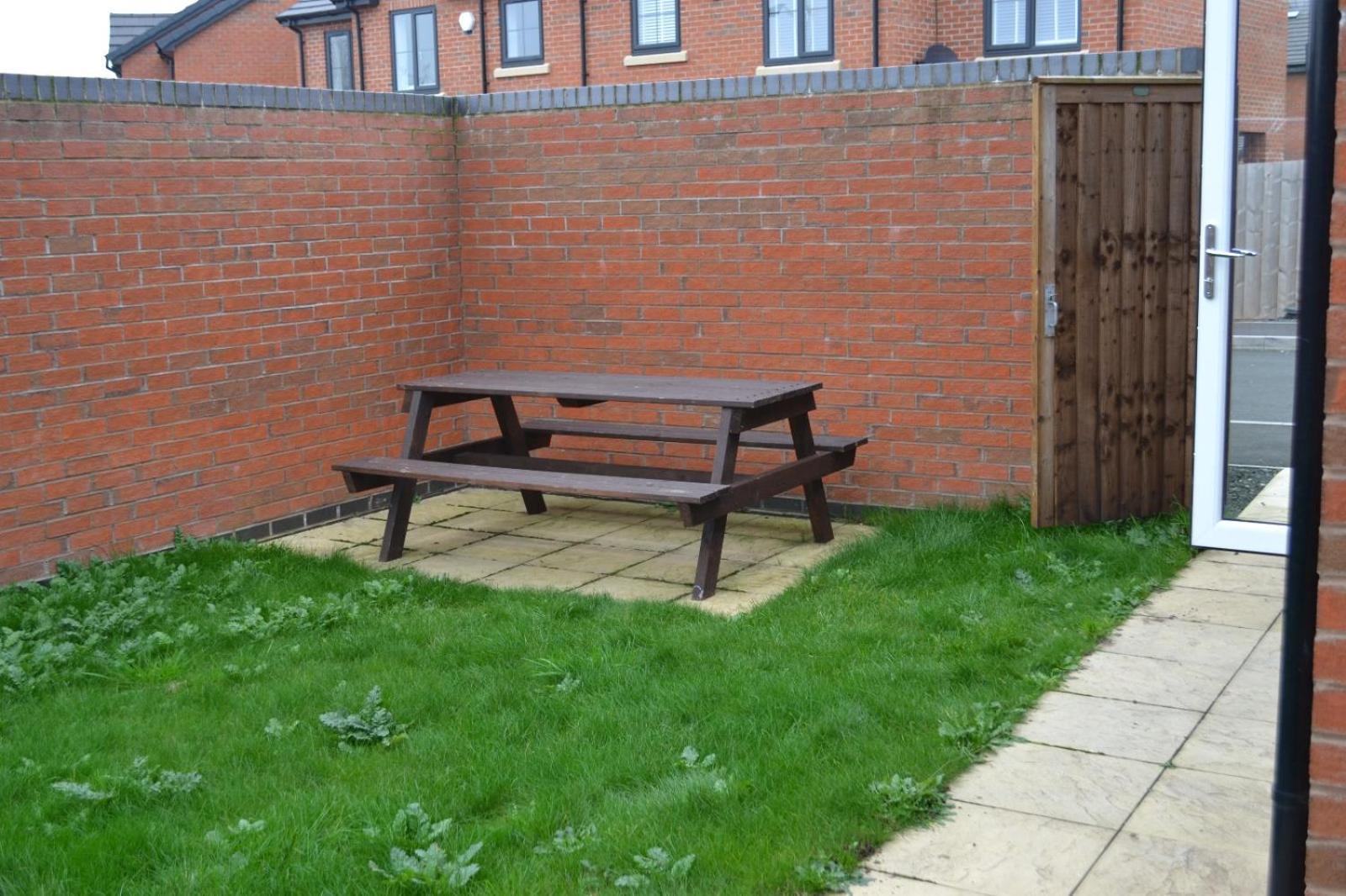 House 6 Large Private Bedrooms With 7 Beds, Close To Nec, Jlr, Centre