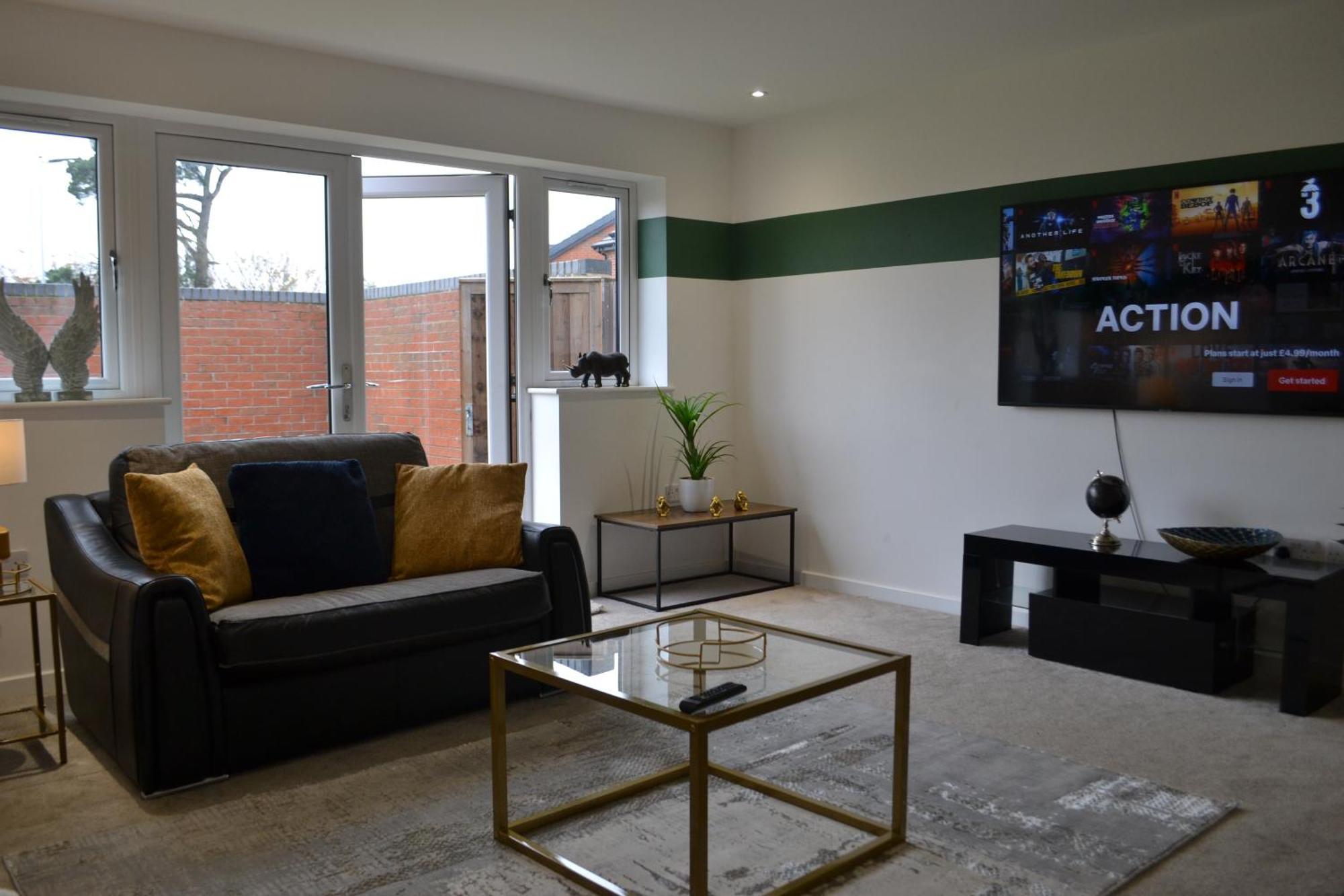 House 6 Large Private Bedrooms With 7 Beds, Close To Nec, Jlr, Centre Holiday home
