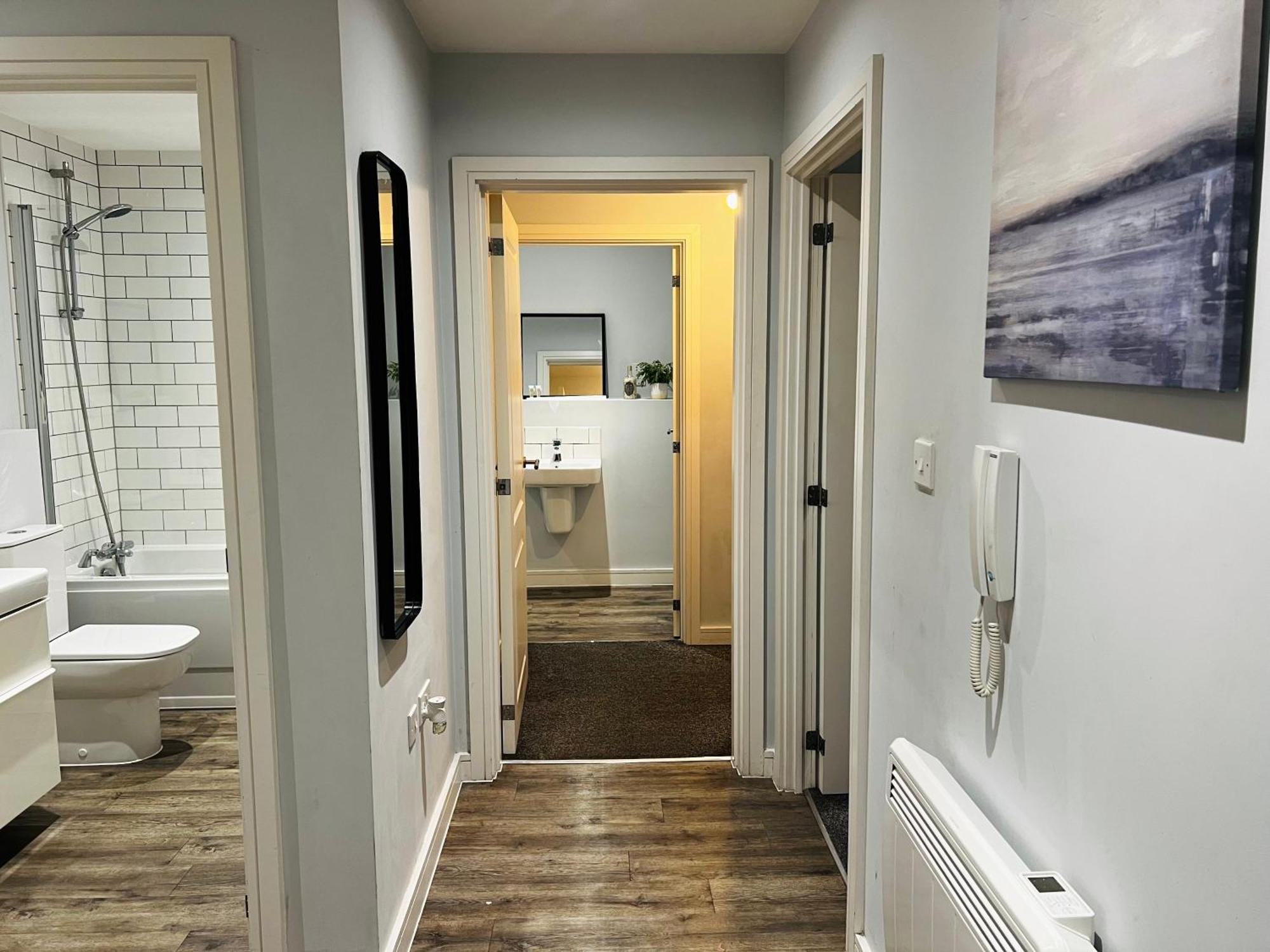 Exclusive Deals L Spacious 2bed 2bath - Free Parking & Netflix Jvt Short Lets