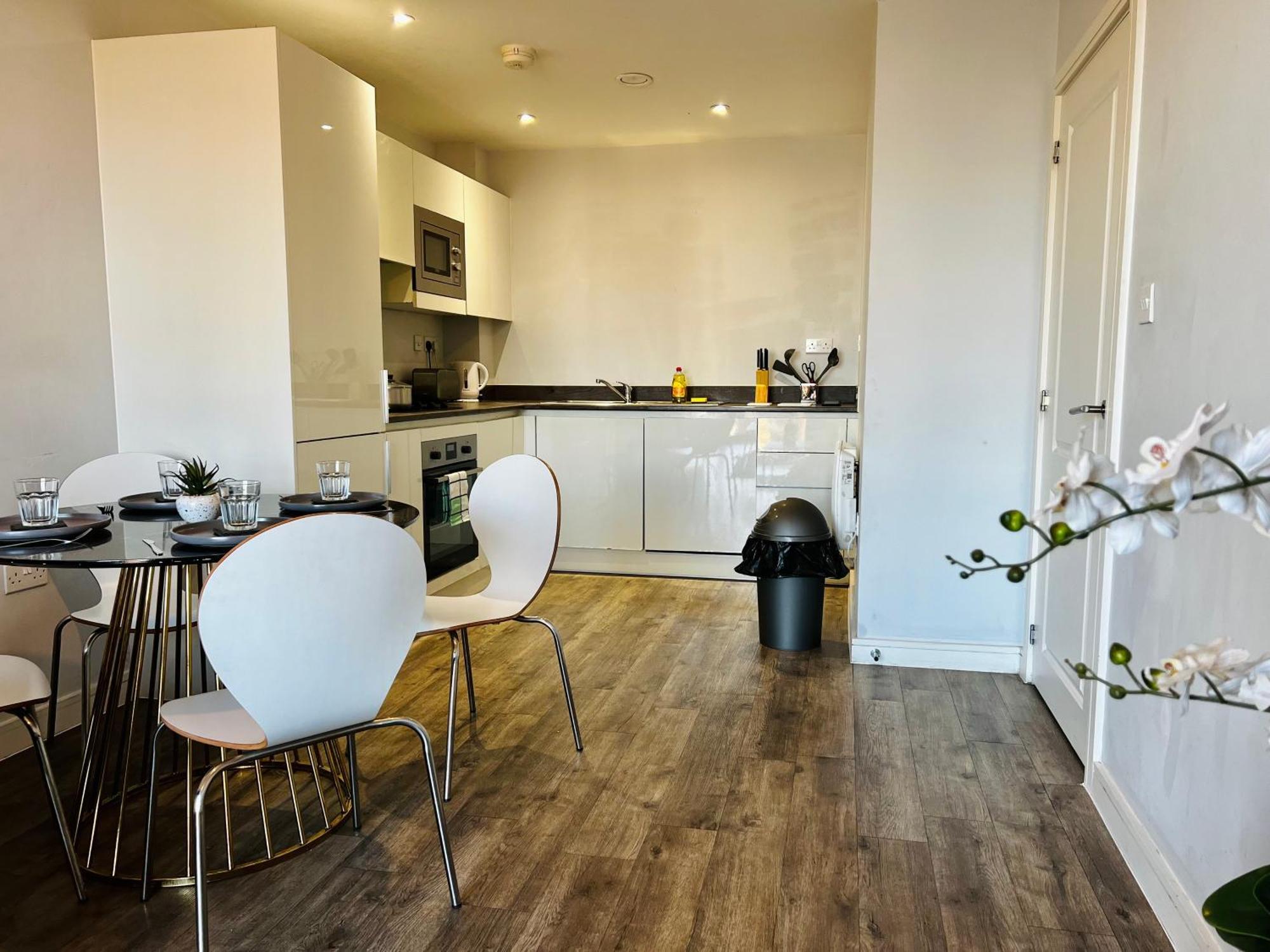 Exclusive Deals L Spacious 2bed 2bath - Free Parking & Netflix Jvt Short Lets Apartment