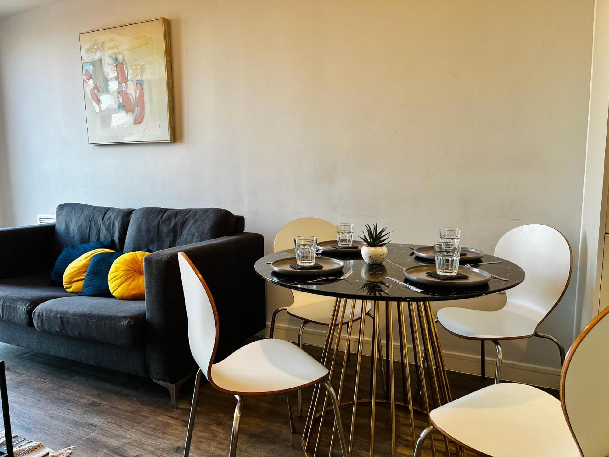 Exclusive Deals L Spacious 2bed 2bath - Free Parking & Netflix Jvt Short Lets *