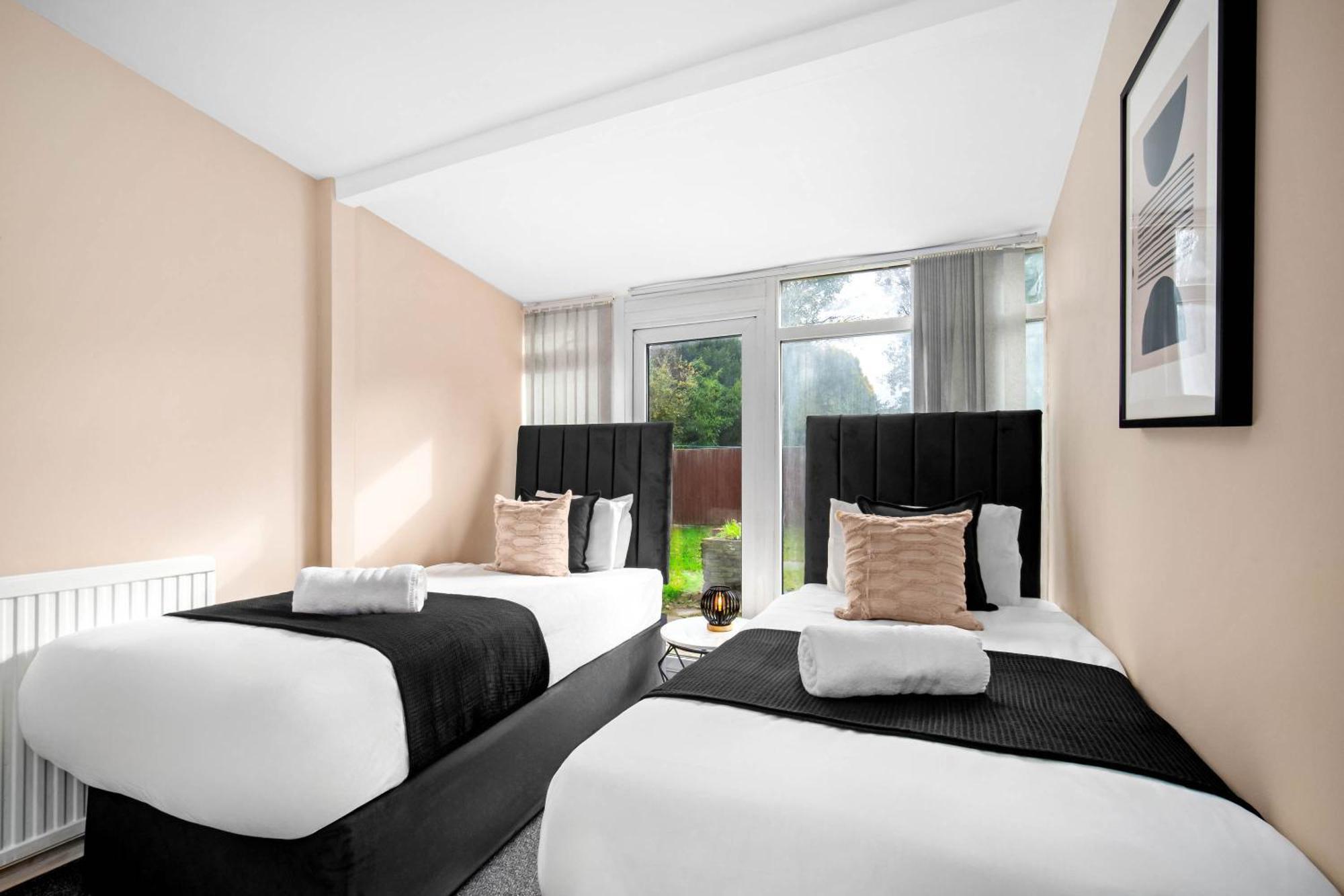 Spacious Five Bedroom House - Accommodates 11 - Offstreet Parking - Top Rated - 316c