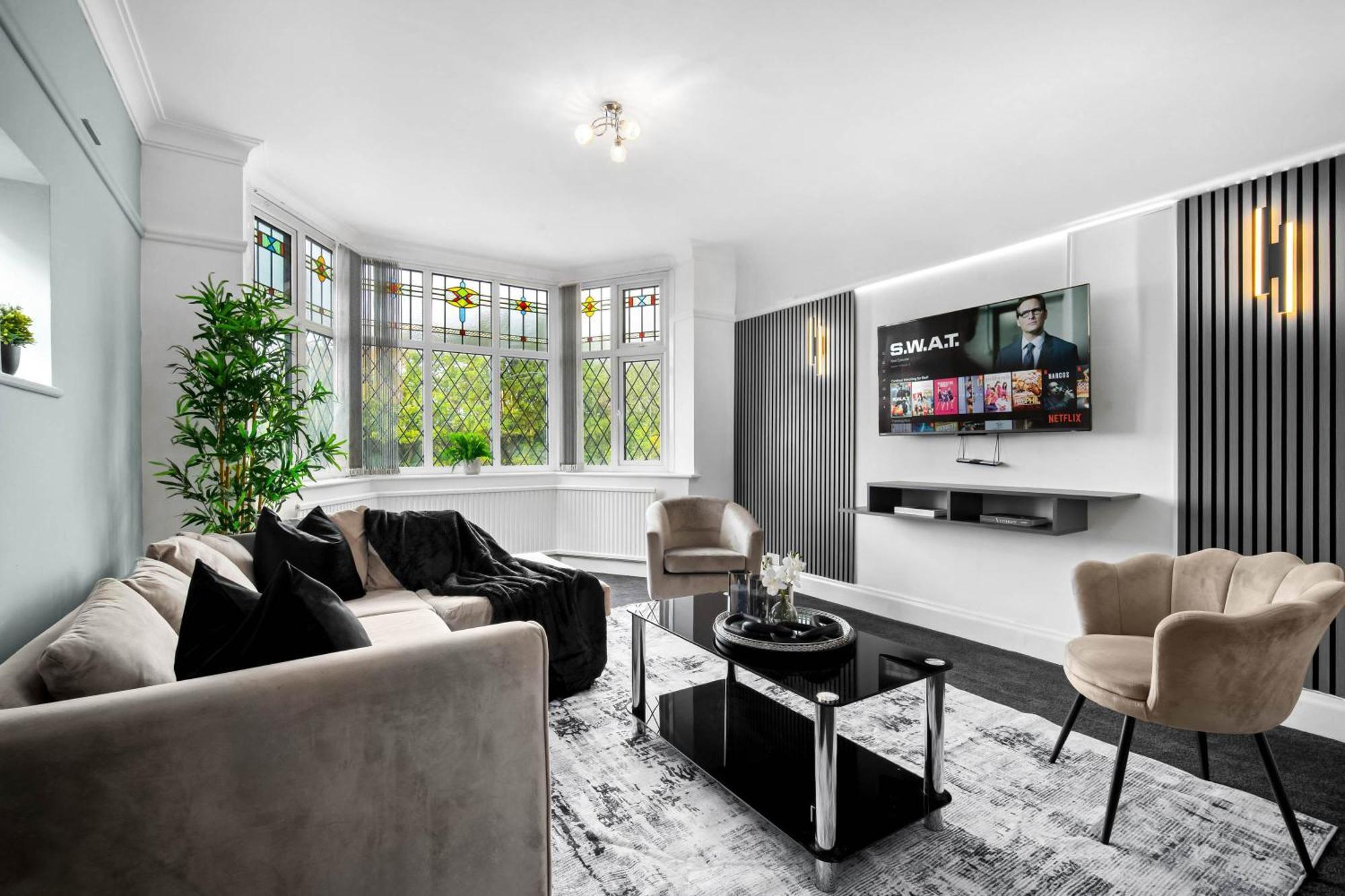 Spacious Five Bedroom House - Accommodates 11 - Offstreet Parking - Top Rated - 316c