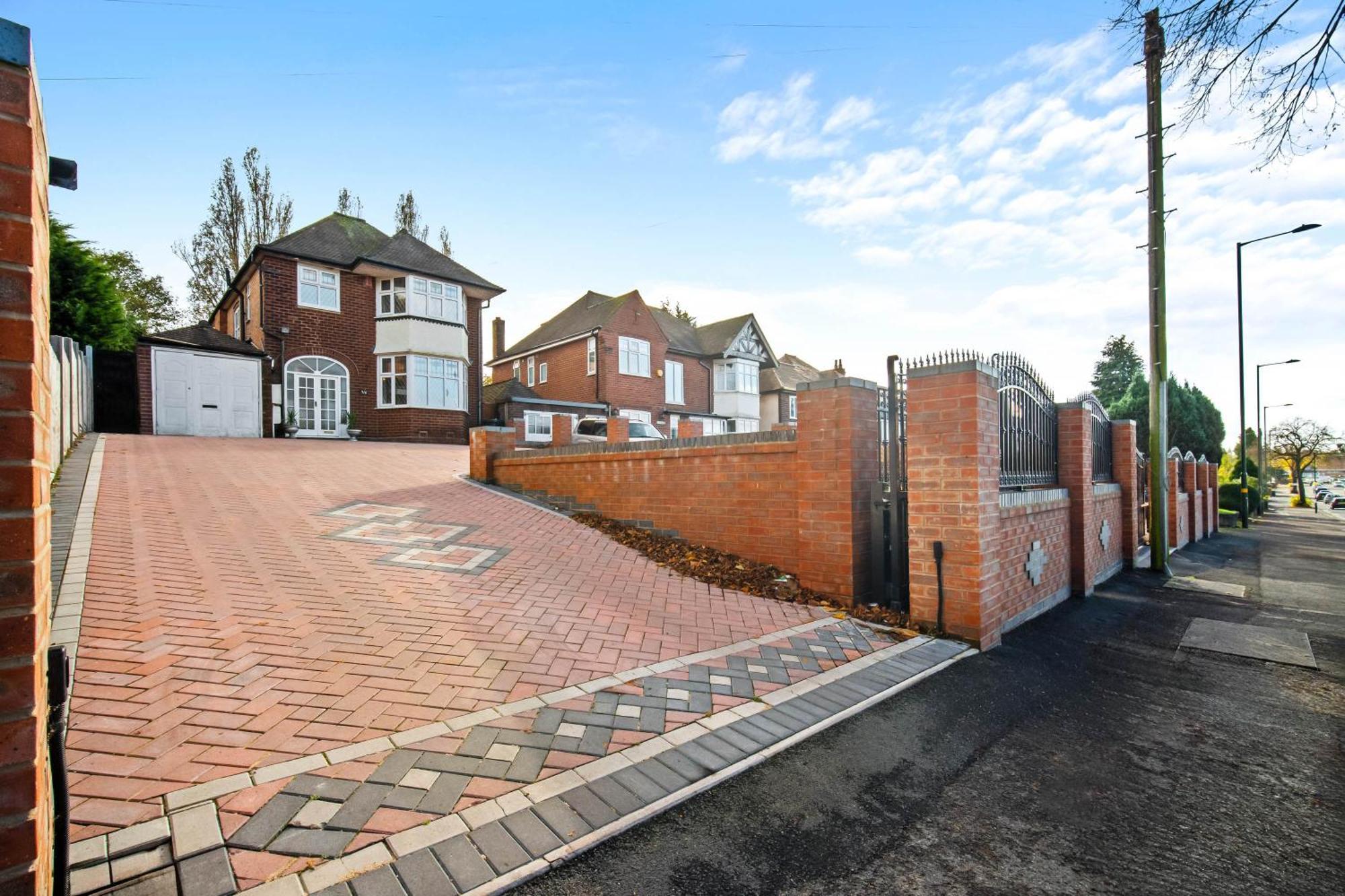 Spacious Five Bedroom House - Accommodates 11 - Offstreet Parking - Top Rated - 316c
