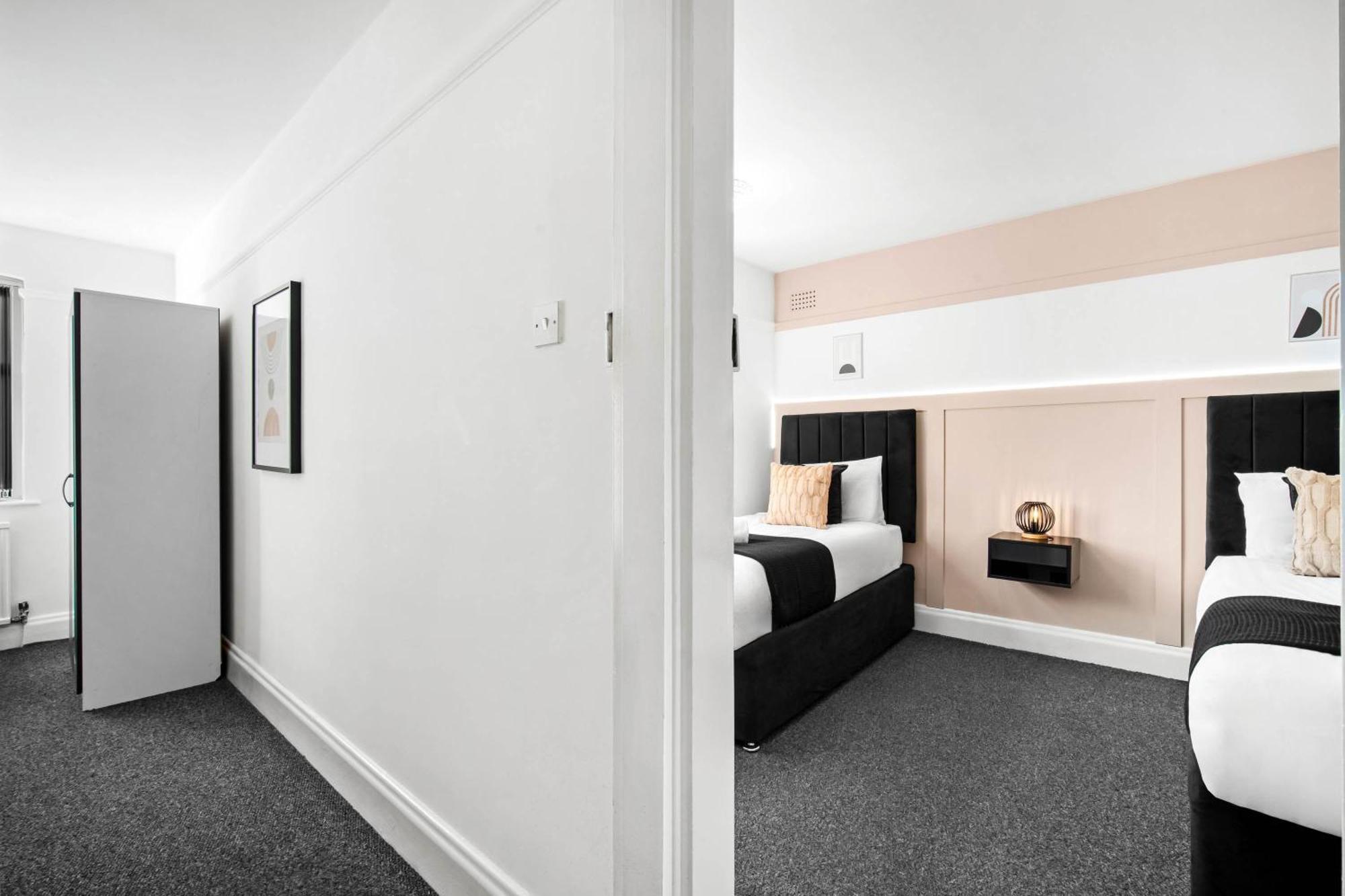 Spacious Five Bedroom House - Accommodates 11 - Offstreet Parking - Top Rated - 316c Holiday home *