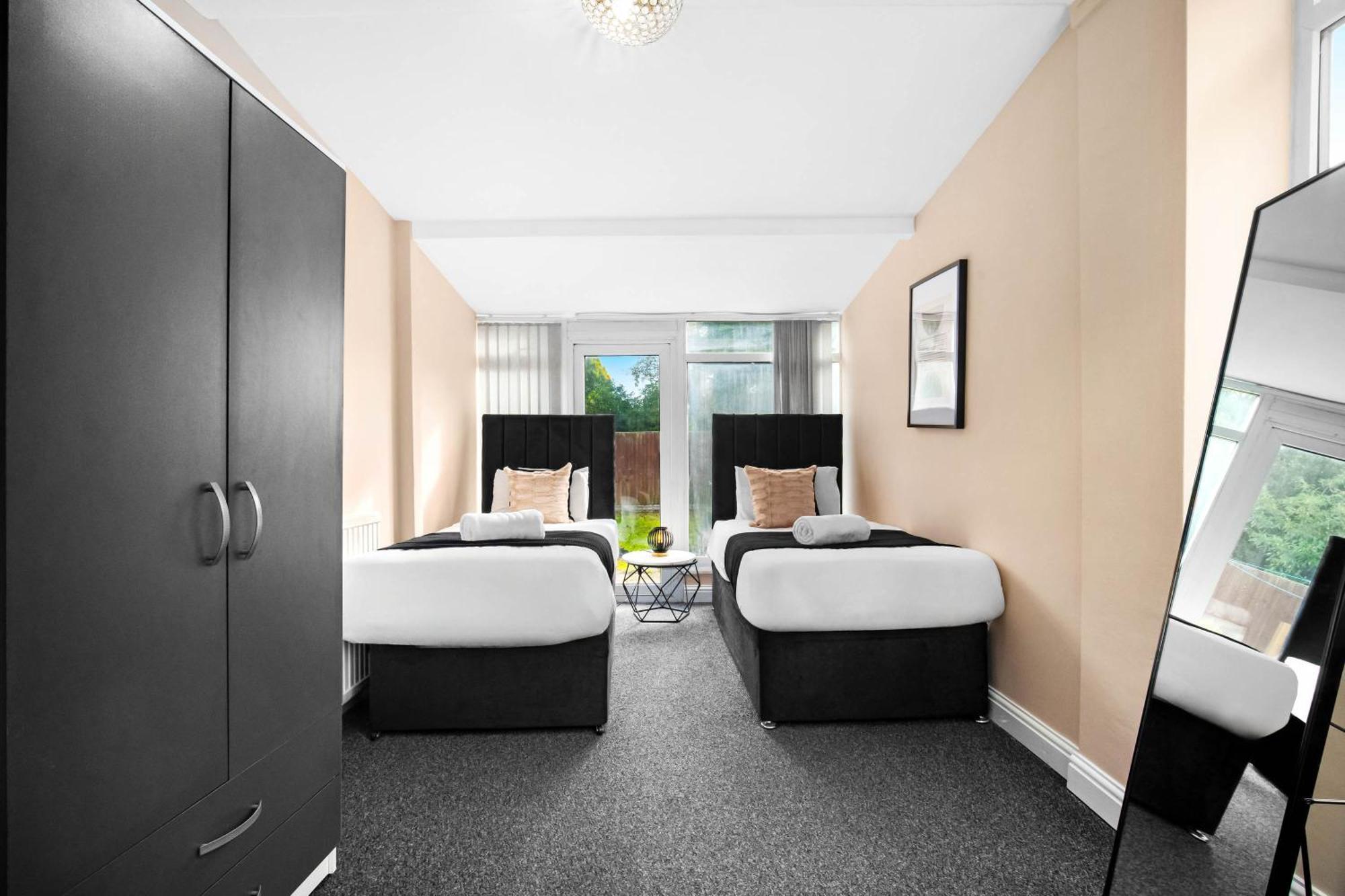 Holiday home Spacious Five Bedroom House - Accommodates 11 - Offstreet Parking - Top Rated - 316c *