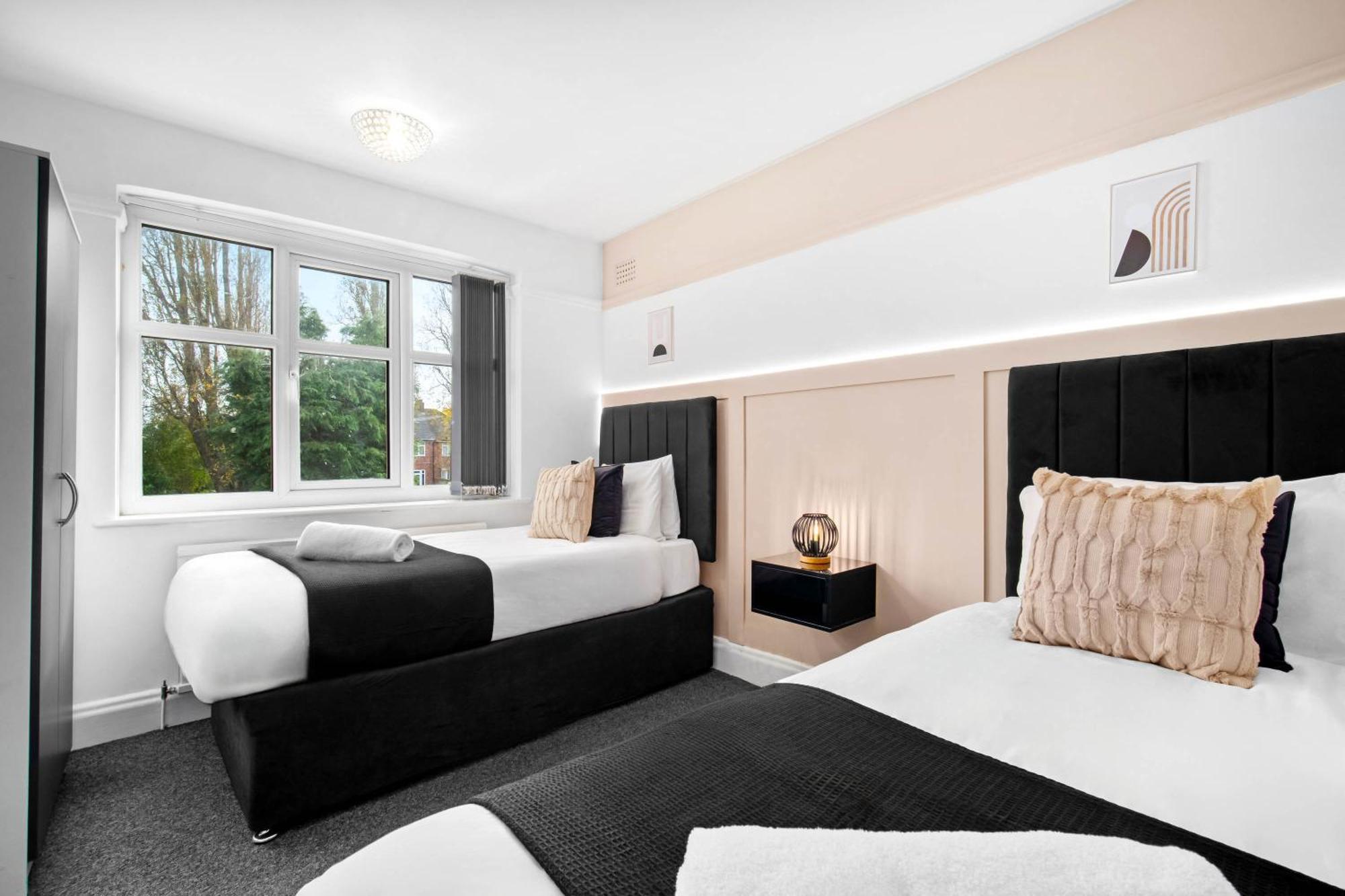 Spacious Five Bedroom House - Accommodates 11 - Offstreet Parking - Top Rated - 316c *